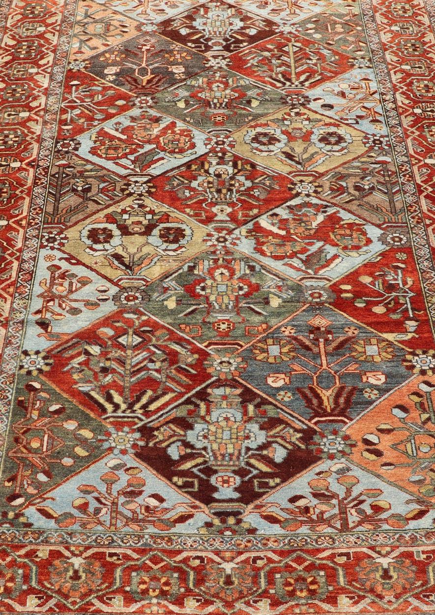 Antiker persischer Bakhitari-Teppich in farbenfrohem Diamant-Garten-Design (20. Jahrhundert) im Angebot