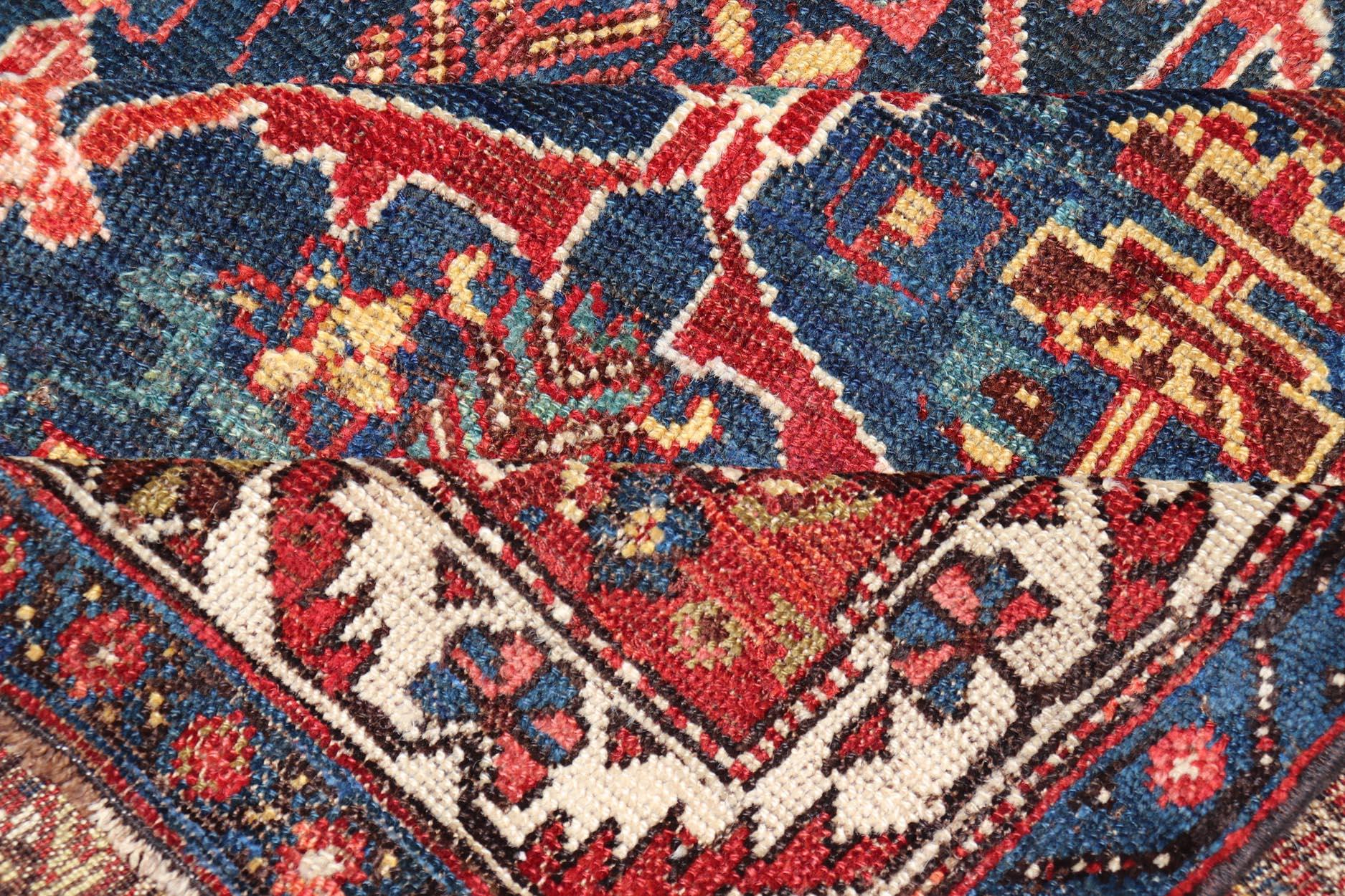 Antiker persischer Bakhitari-Teppich mit buntem, geblümtem Medaillon-Design  im Angebot 2