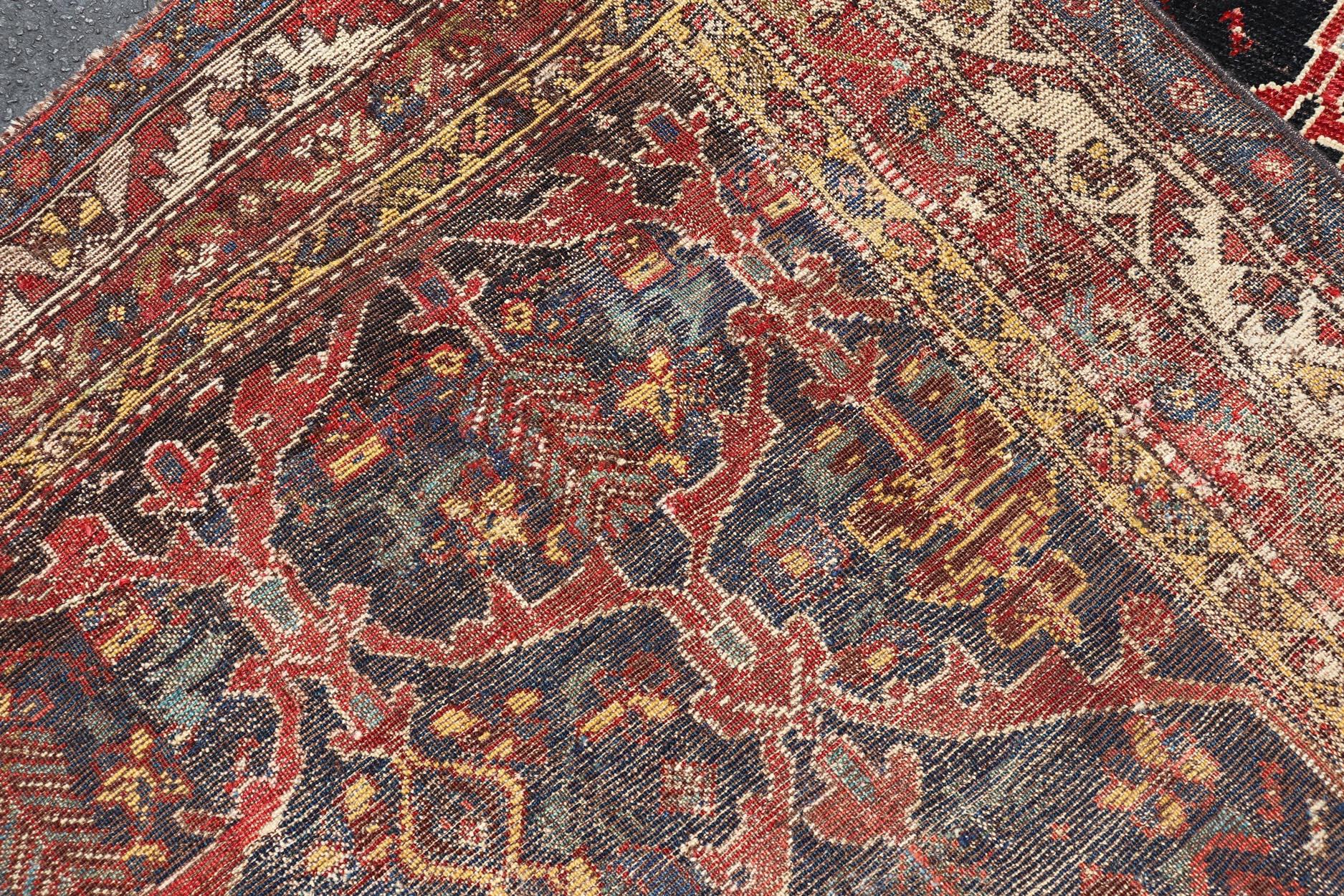 Antiker persischer Bakhitari-Teppich mit buntem, geblümtem Medaillon-Design  im Angebot 3