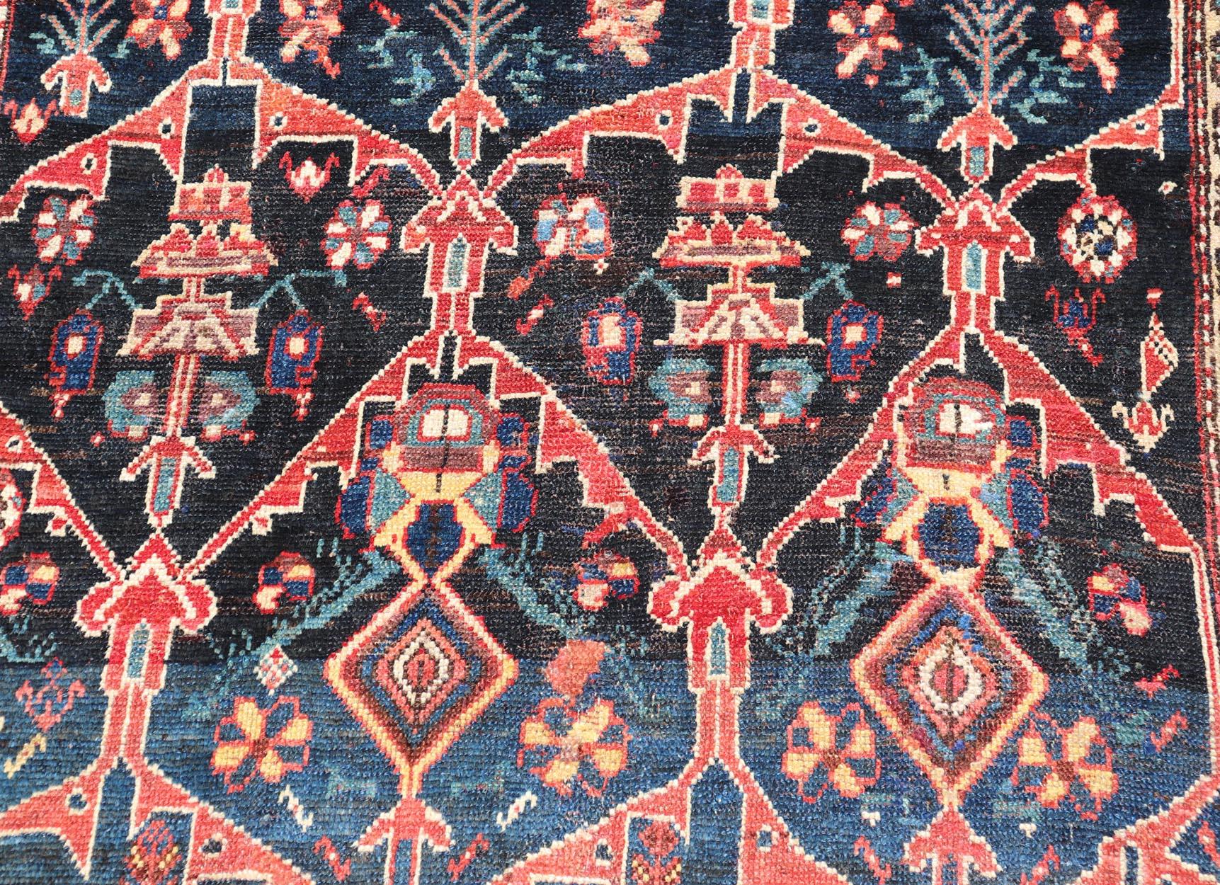 Antiker persischer Bakhitari-Teppich mit buntem, geblümtem Medaillon-Design  (Stammeskunst) im Angebot