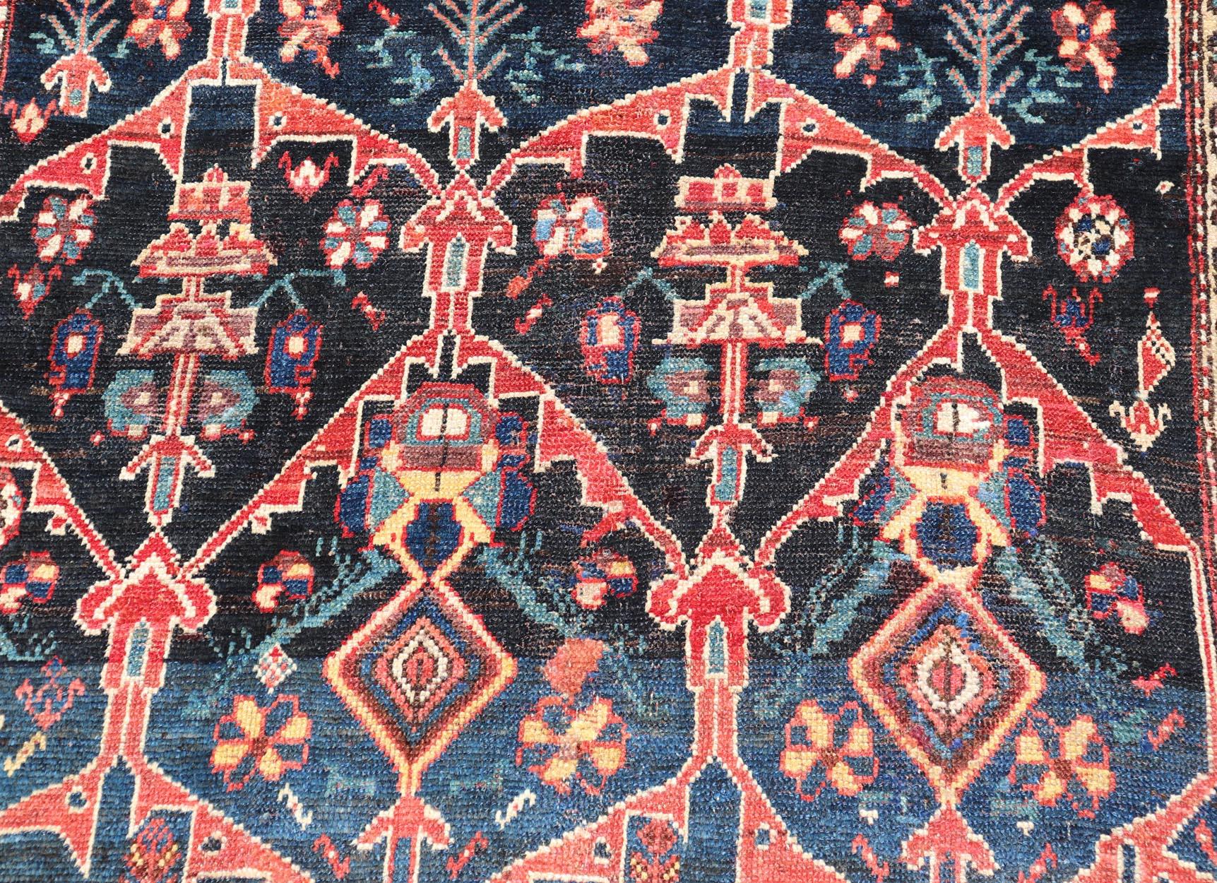 Antiker persischer Bakhitari-Teppich mit buntem, geblümtem Medaillon-Design (Stammeskunst) im Angebot