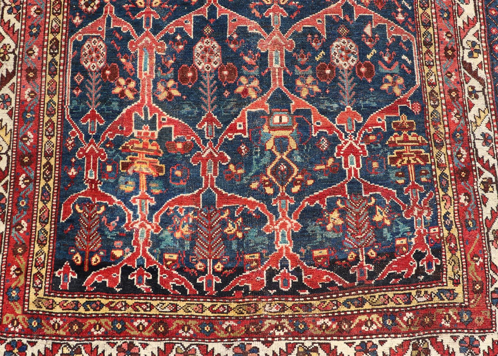 Antiker persischer Bakhitari-Teppich mit buntem, geblümtem Medaillon-Design  (Handgeknüpft) im Angebot
