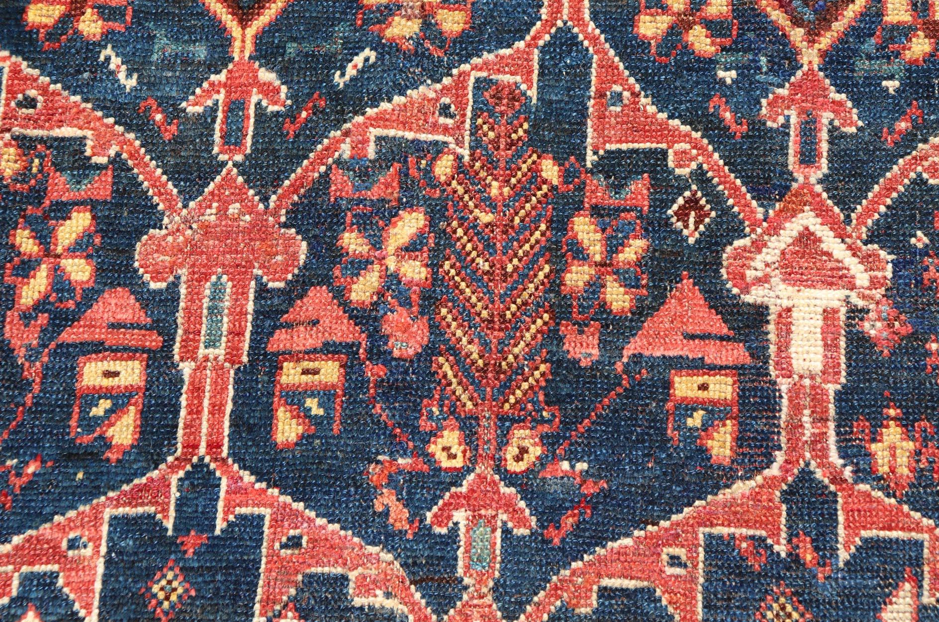 Antiker persischer Bakhitari-Teppich mit buntem, geblümtem Medaillon-Design  im Zustand „Gut“ im Angebot in Atlanta, GA