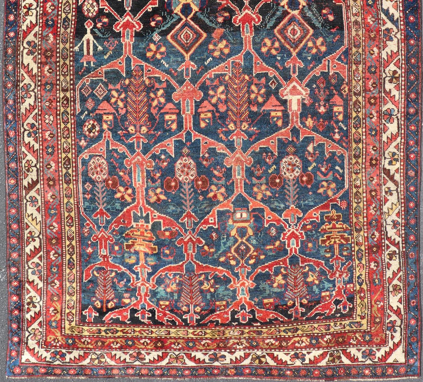 Antiker persischer Bakhitari-Teppich mit buntem, geblümtem Medaillon-Design  im Angebot 1