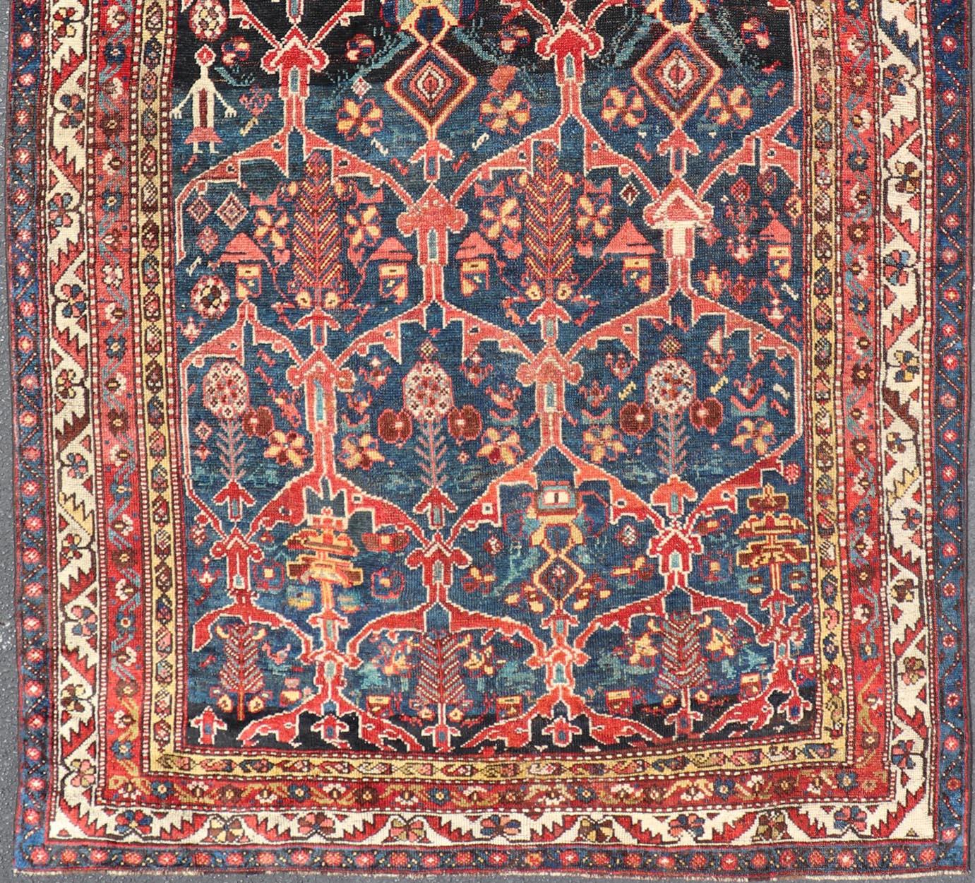 Antiker persischer Bakhitari-Teppich mit buntem, geblümtem Medaillon-Design im Angebot 1