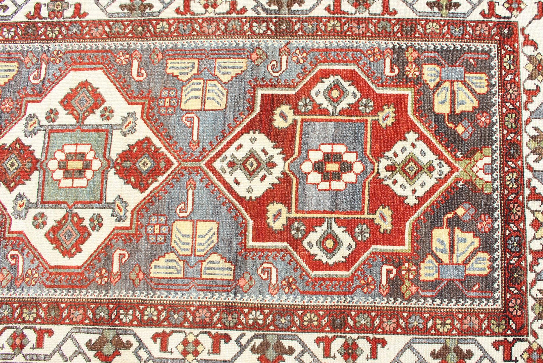 Tapis de couloir coloré persan ancien Bakhitari en gris, ivoire, rouge et vert clair en vente 2