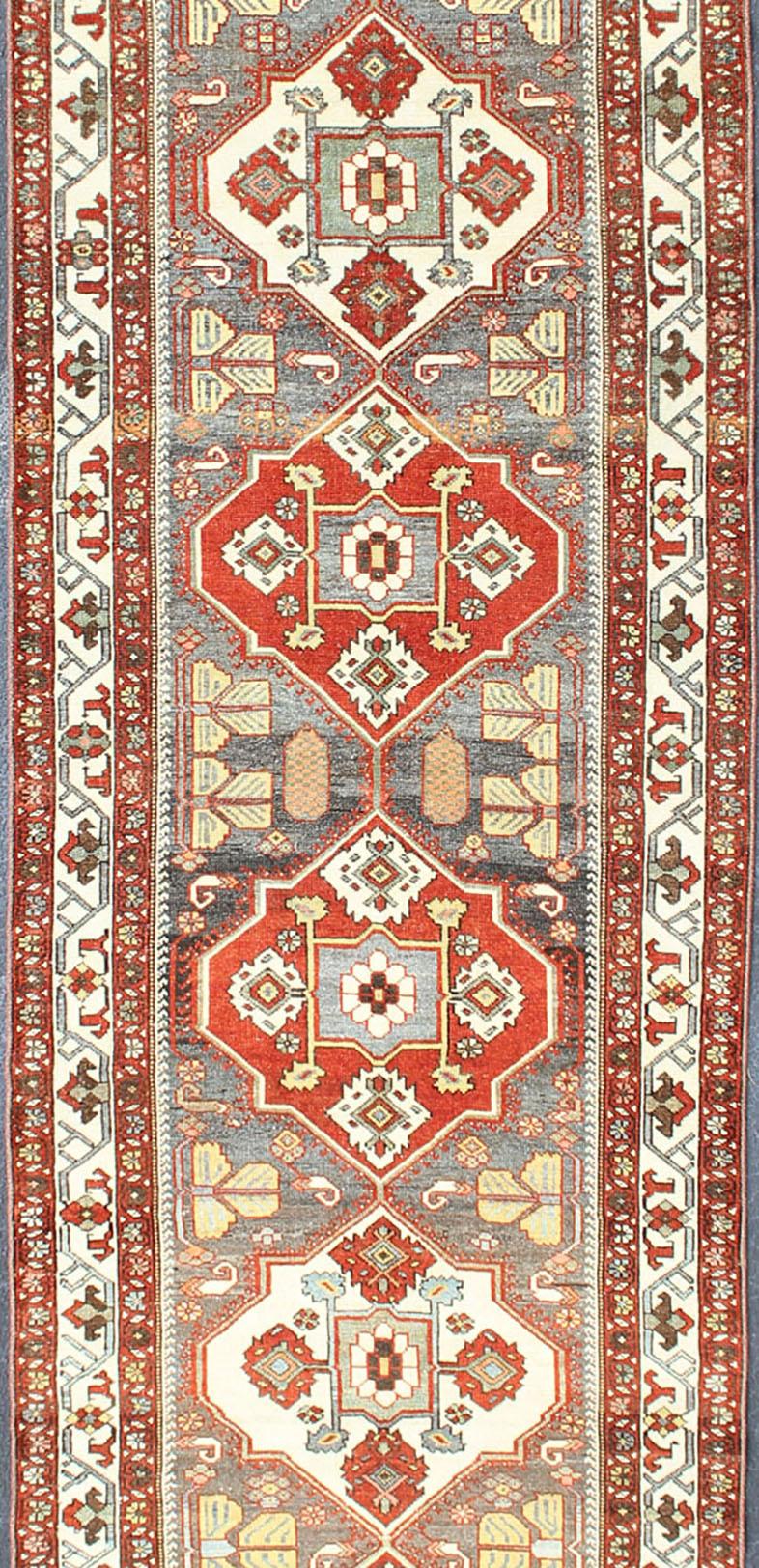 Perse Tapis de couloir coloré persan ancien Bakhitari en gris, ivoire, rouge et vert clair en vente