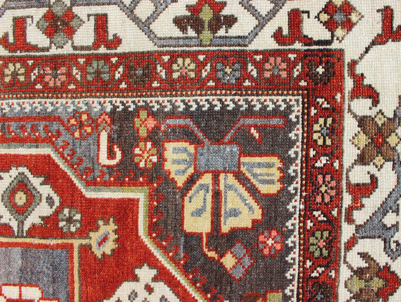 Tapis de couloir coloré persan ancien Bakhitari en gris, ivoire, rouge et vert clair en vente 1