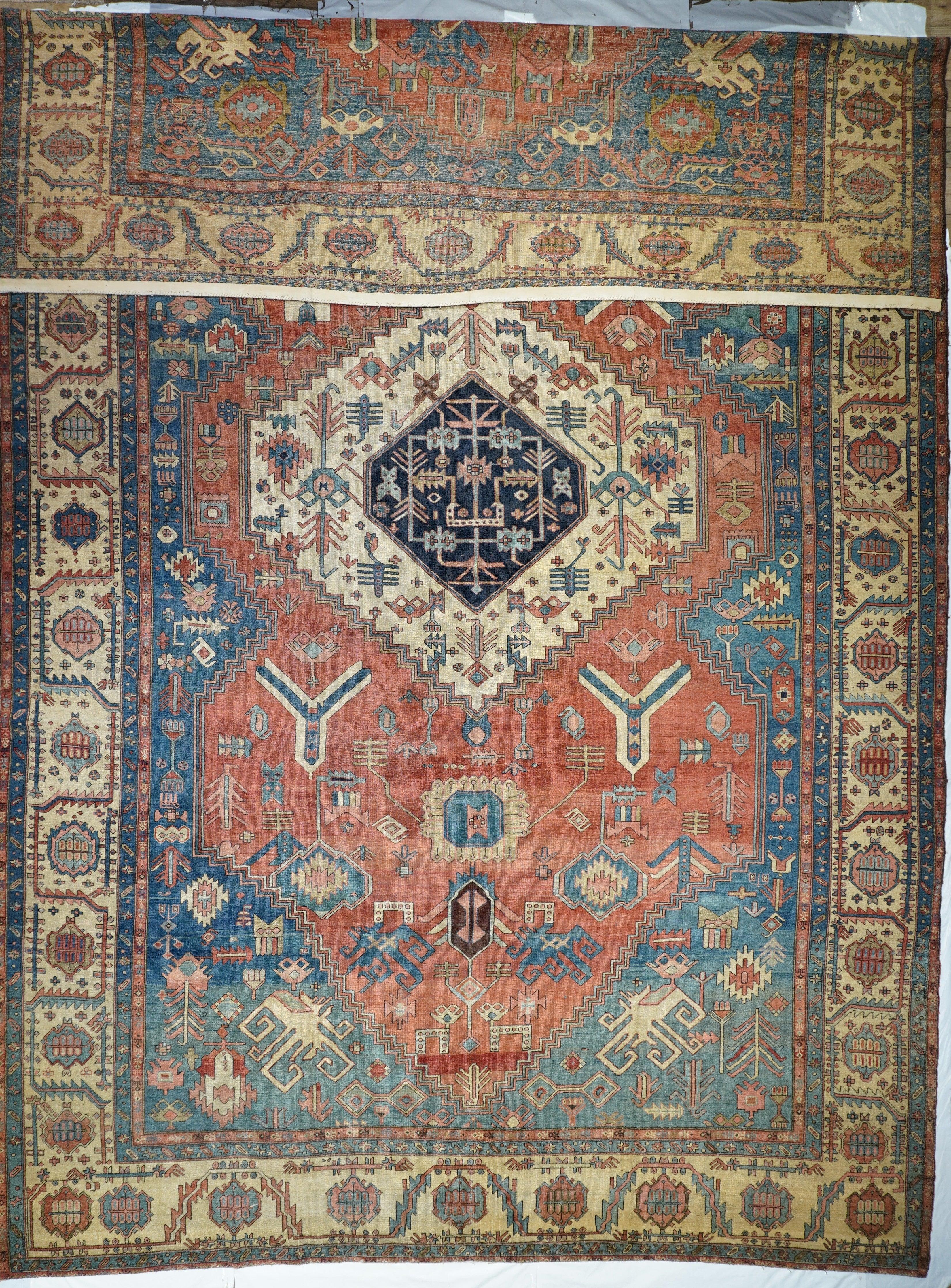 Antiker Serapi Bakhshyesh-Teppich 11'6'' x 18'6''.  Eine höhere Qualität von Heriz-Teppichen, in der Regel in Medaillonform, mit kräftigen Naturfarben und hauptsächlich zwischen 1900 und 1930 gewebt. Rotes Feld, marineblauer Rand ist die beliebteste