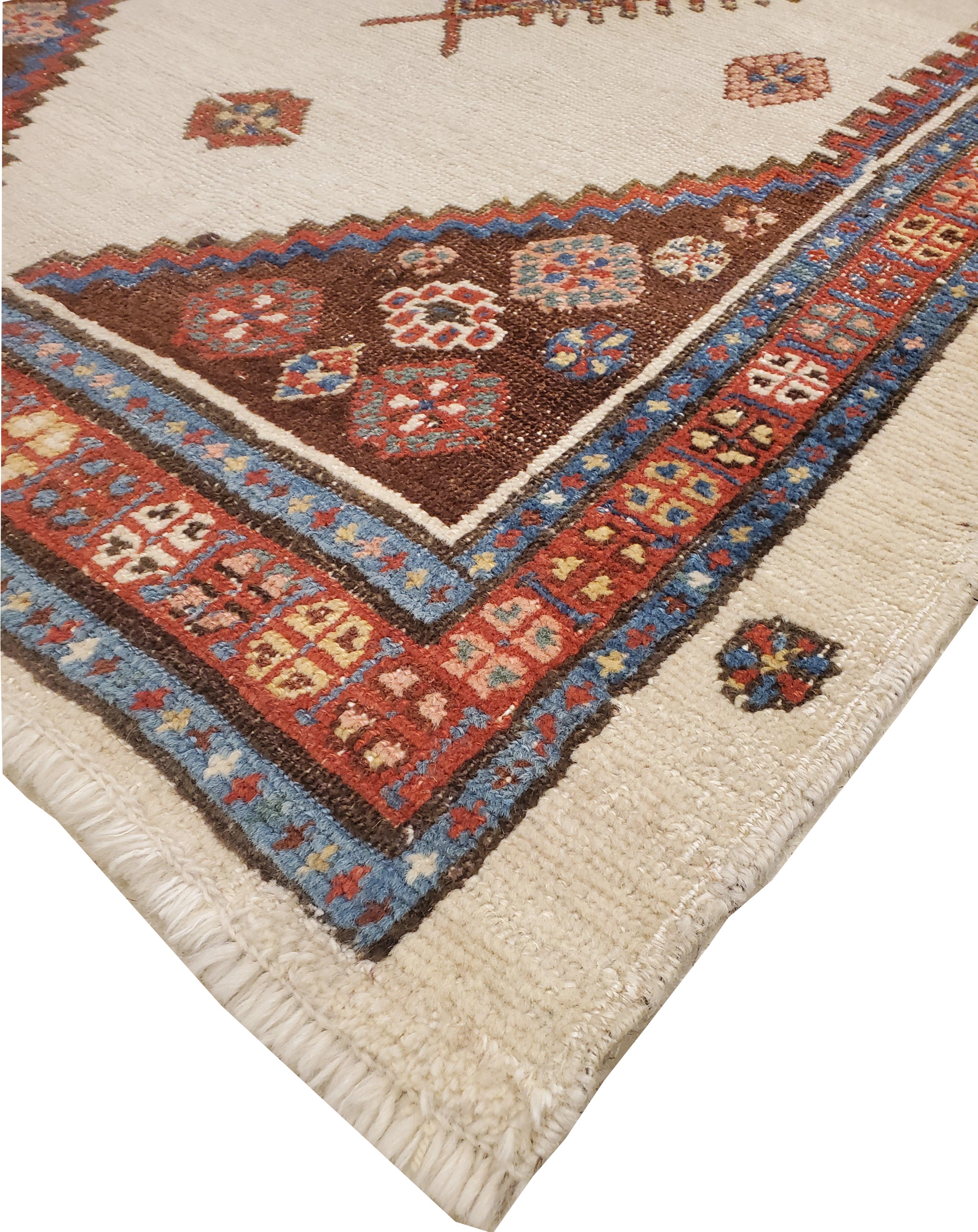 Antiker persischer Bakhshaish-Teppich, handgefertigter orientalischer Wollteppich, elfenbeinfarben und rostfarben (Bakshaish) im Angebot