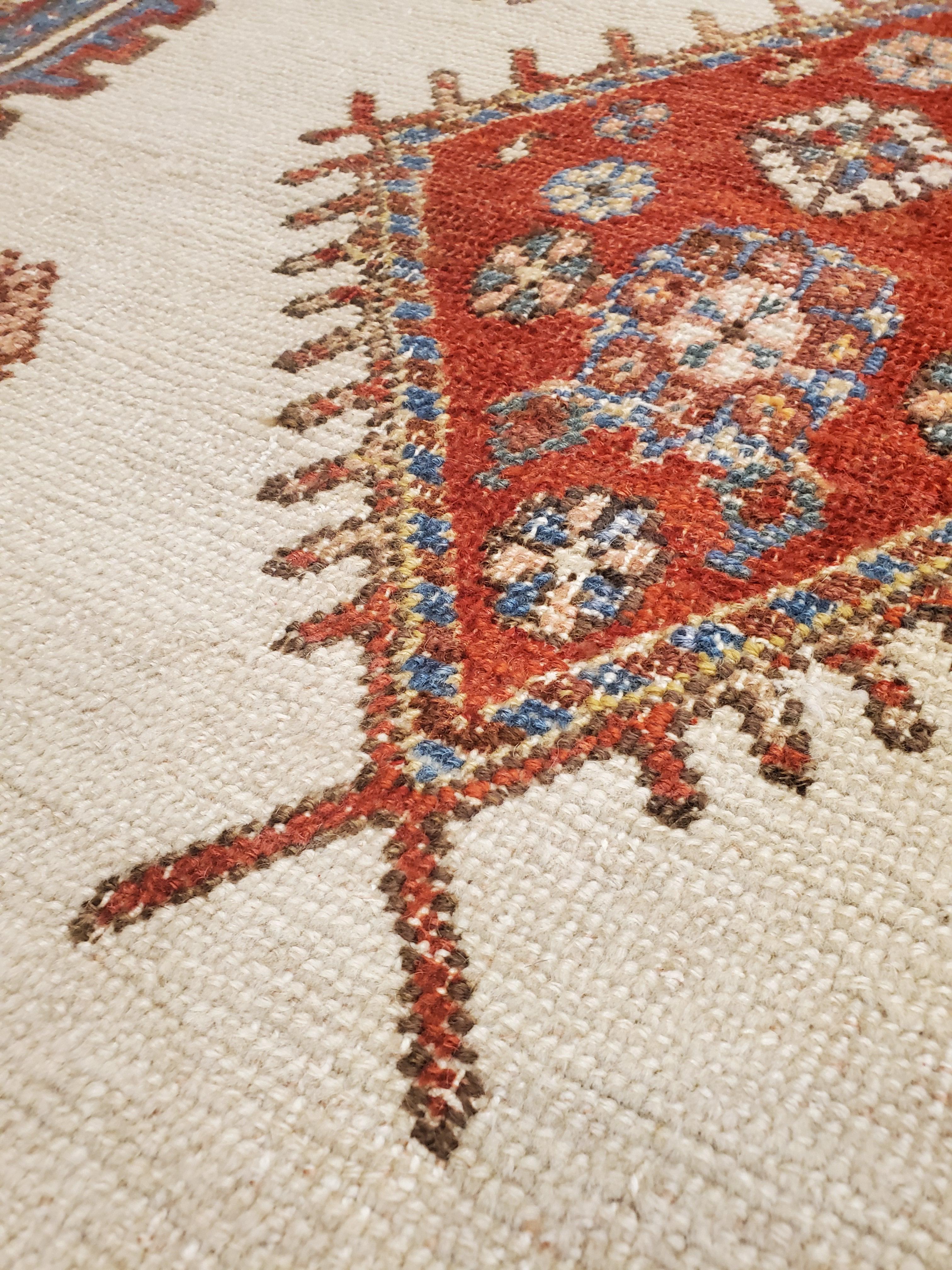 Antiker persischer Bakhshaish-Teppich, handgefertigter orientalischer Wollteppich, elfenbeinfarben und rostfarben im Zustand „Gut“ im Angebot in Port Washington, NY