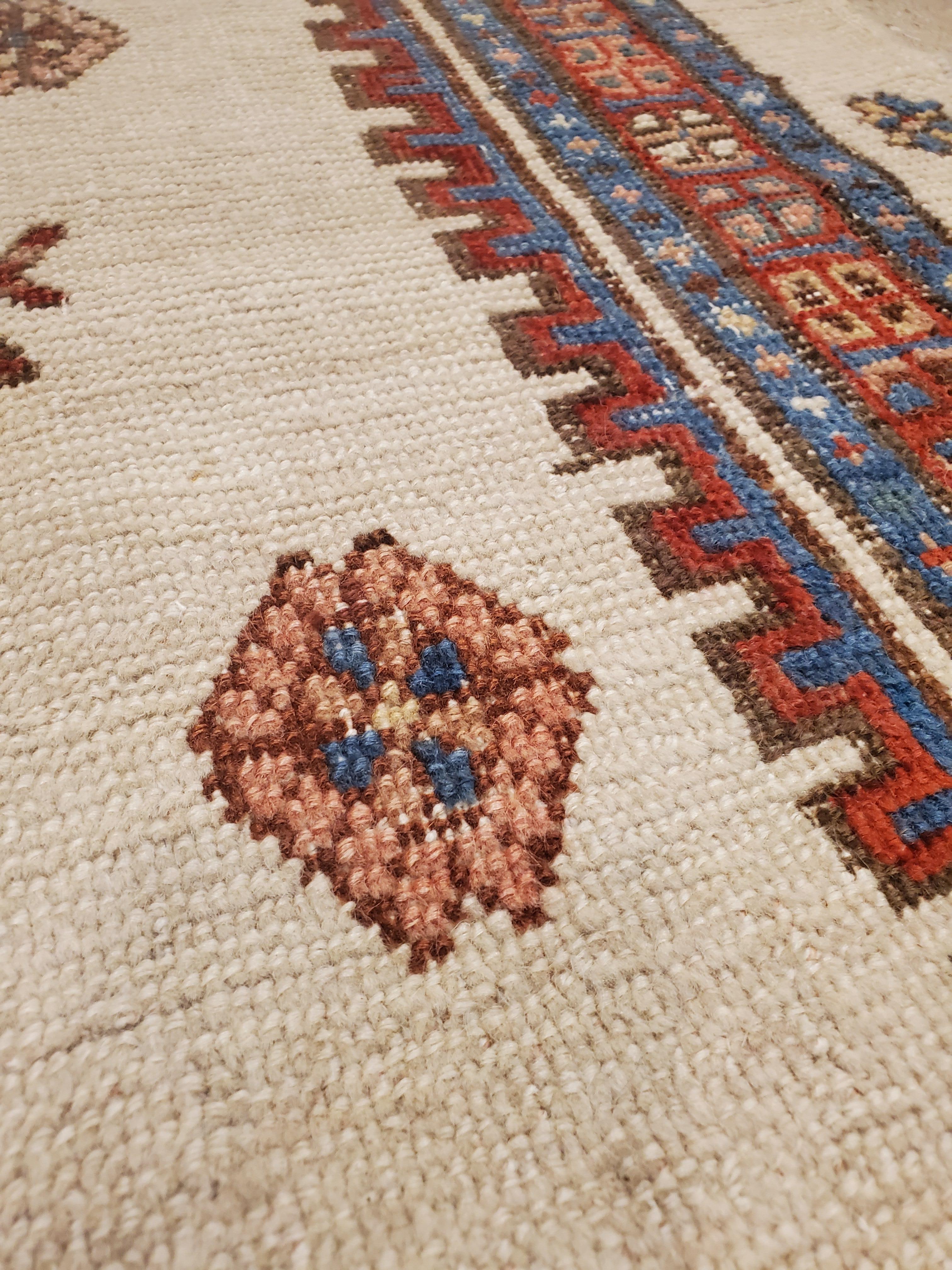 Antiker persischer Bakhshaish-Teppich, handgefertigter orientalischer Wollteppich, elfenbeinfarben und rostfarben (19. Jahrhundert) im Angebot
