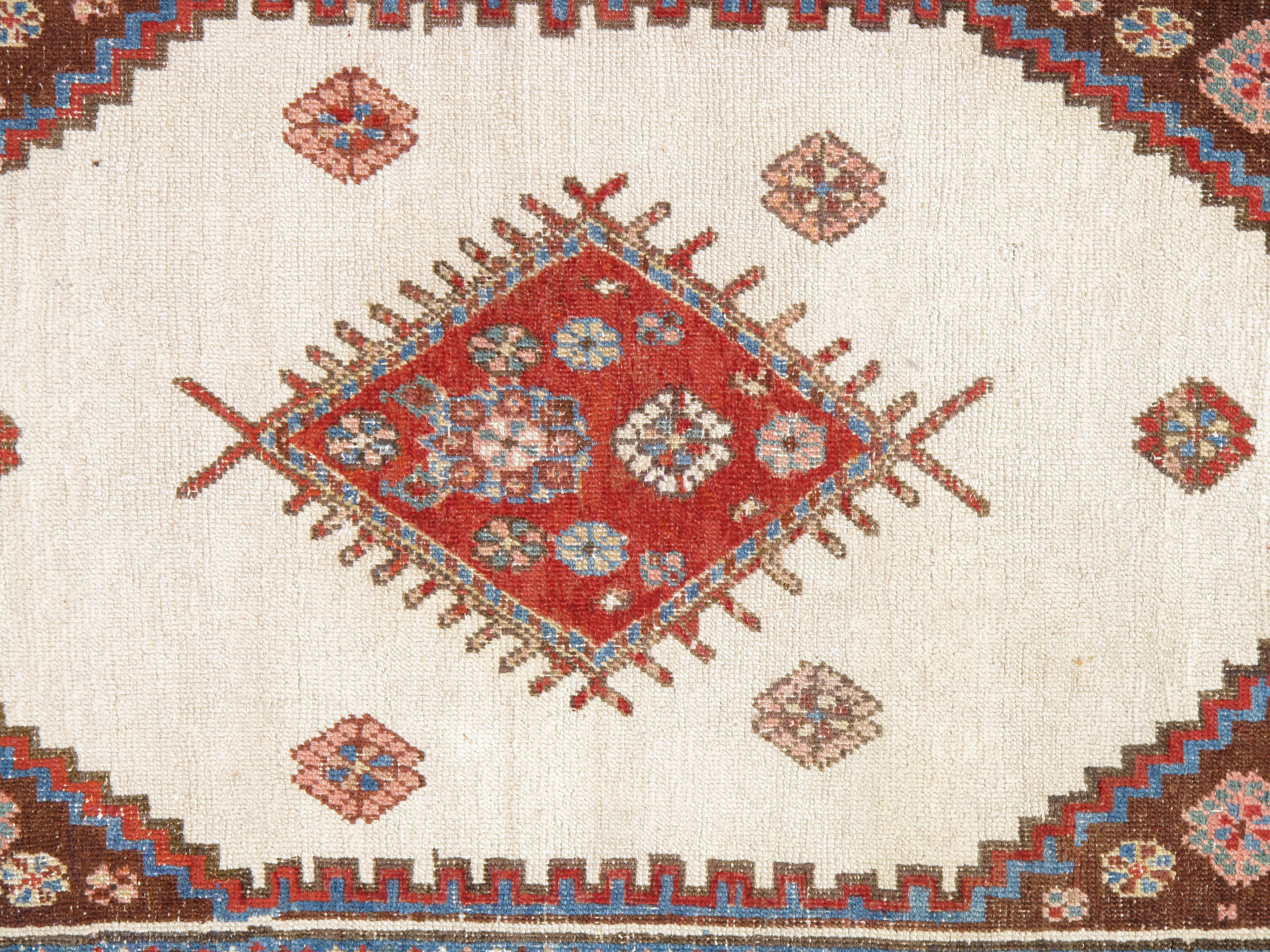 Antiker persischer Bakhshaish-Teppich, handgefertigter orientalischer Wollteppich, elfenbeinfarben und rostfarben im Angebot 1