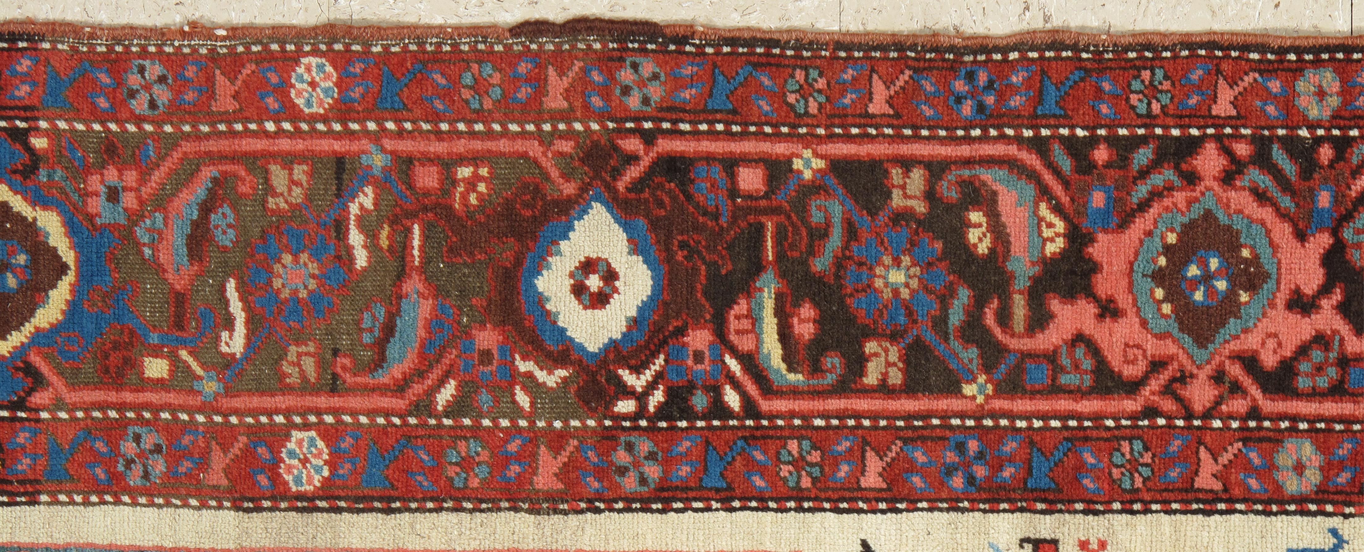 Antiker persischer Bakhshaish-Teppich, handgefertigter orientalischer Wollteppich, elfenbeinfarben und hellblau (Bakshaish) im Angebot