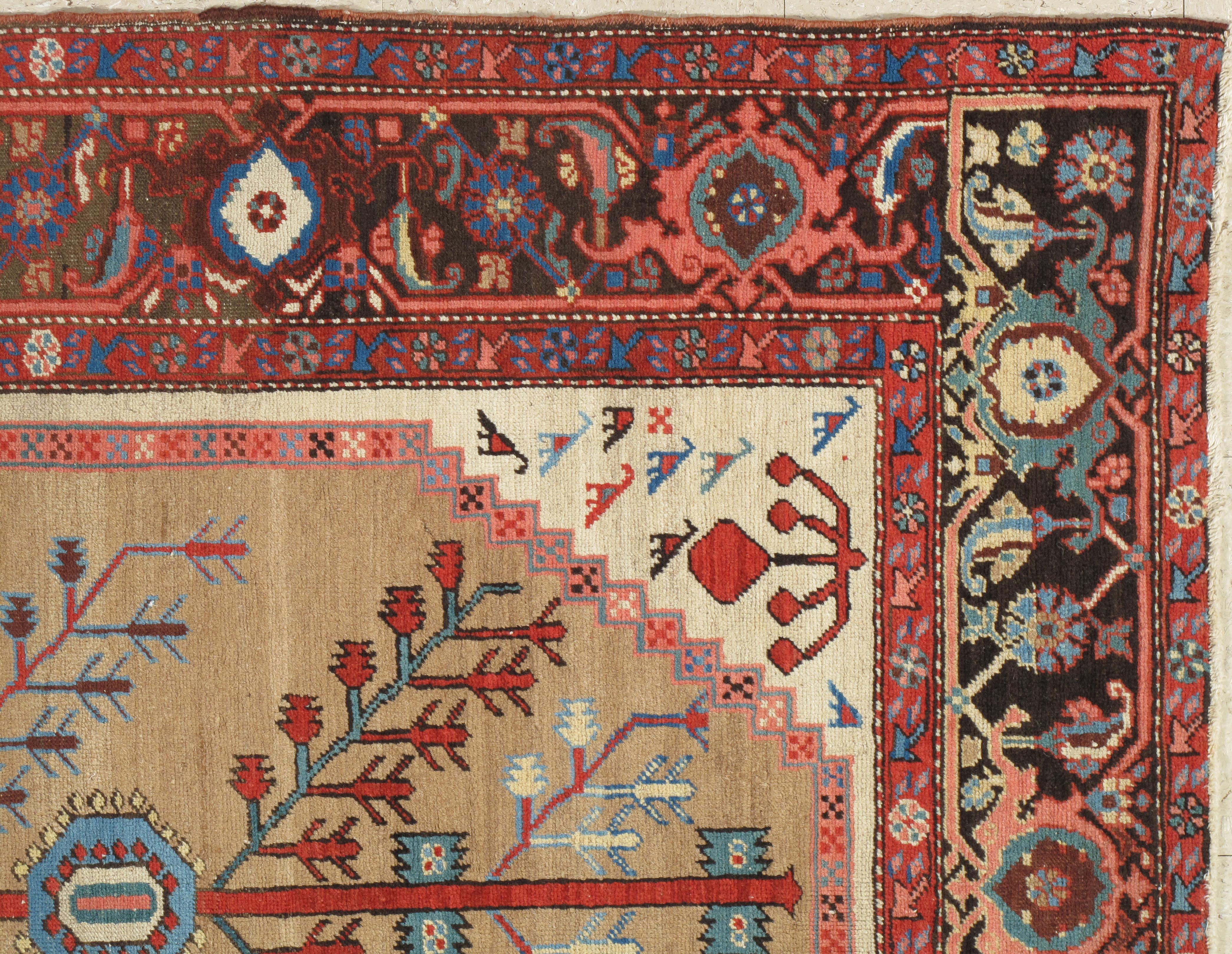 Antiker persischer Bakhshaish-Teppich, handgefertigter orientalischer Wollteppich, elfenbeinfarben und hellblau (Persisch) im Angebot