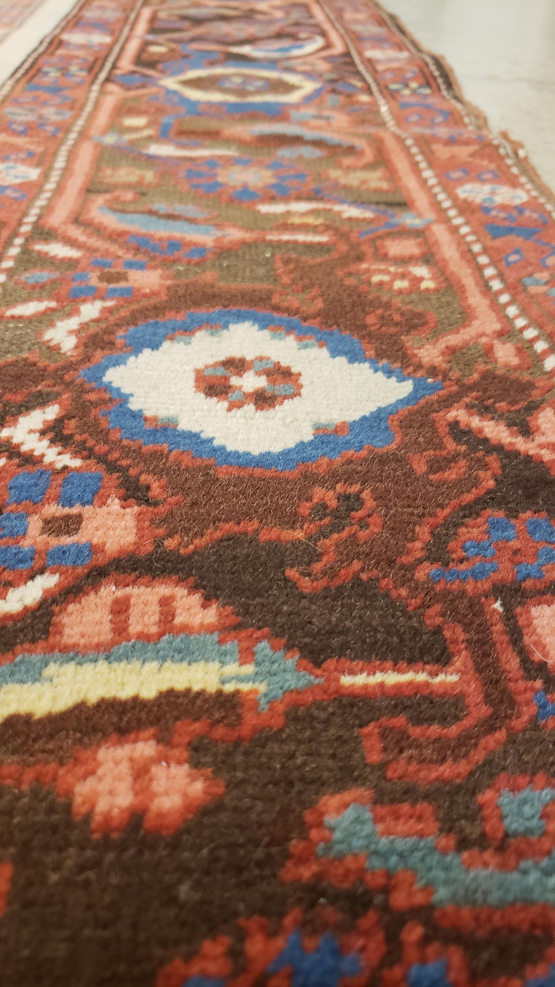 Antiker persischer Bakhshaish-Teppich, handgefertigter orientalischer Wollteppich, elfenbeinfarben und hellblau (Wolle) im Angebot