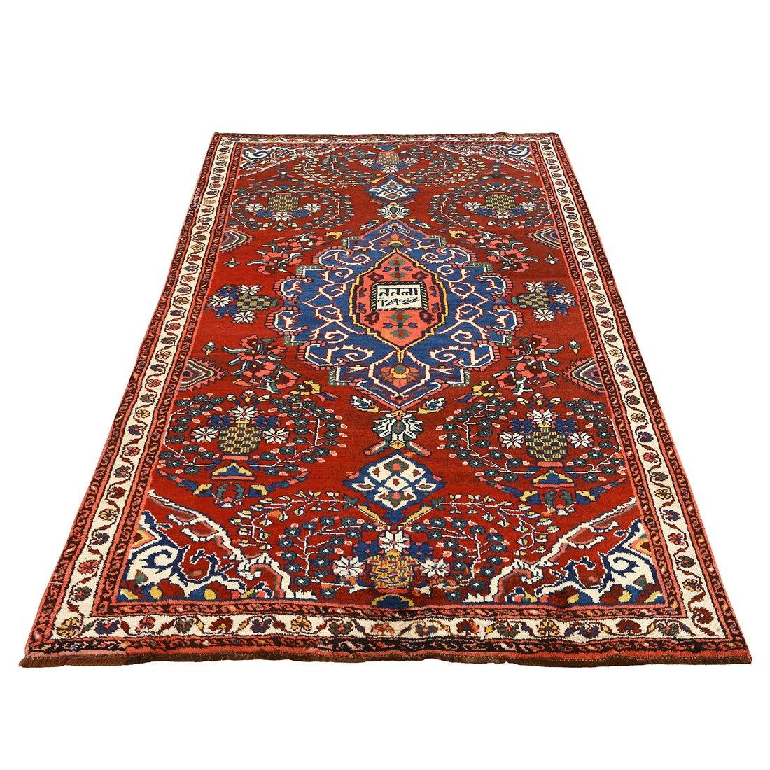 Les tapis Bakhtiari sont un type de tapis persans du sud-ouest de l'Iran, connus pour leurs motifs complexes, leurs couleurs vives et leur artisanat de grande qualité. Ces tapis présentent souvent des motifs floraux, géométriques et des médaillons,