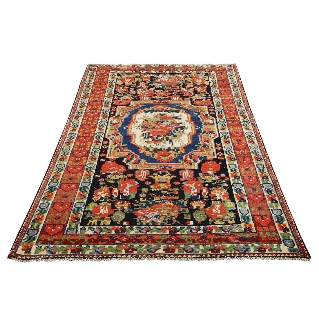 Les tapis Bakhtiari sont un type de tapis persans du sud-ouest de l'Iran, connus pour leurs motifs complexes, leurs couleurs vives et leur artisanat de grande qualité. Ces tapis présentent souvent des motifs floraux, géométriques et des médaillons,