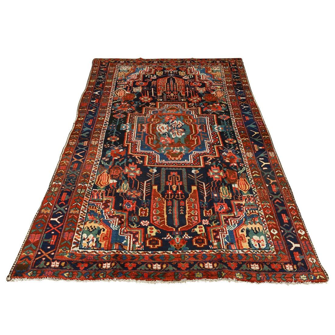 Bachtiari-Teppiche sind eine Art Perserteppich aus dem Südwesten des Iran, der für seine komplizierten Muster, leuchtenden Farben und hochwertige Handwerkskunst bekannt ist. Diese Teppiche weisen häufig florale, geometrische und Medaillon-Motive