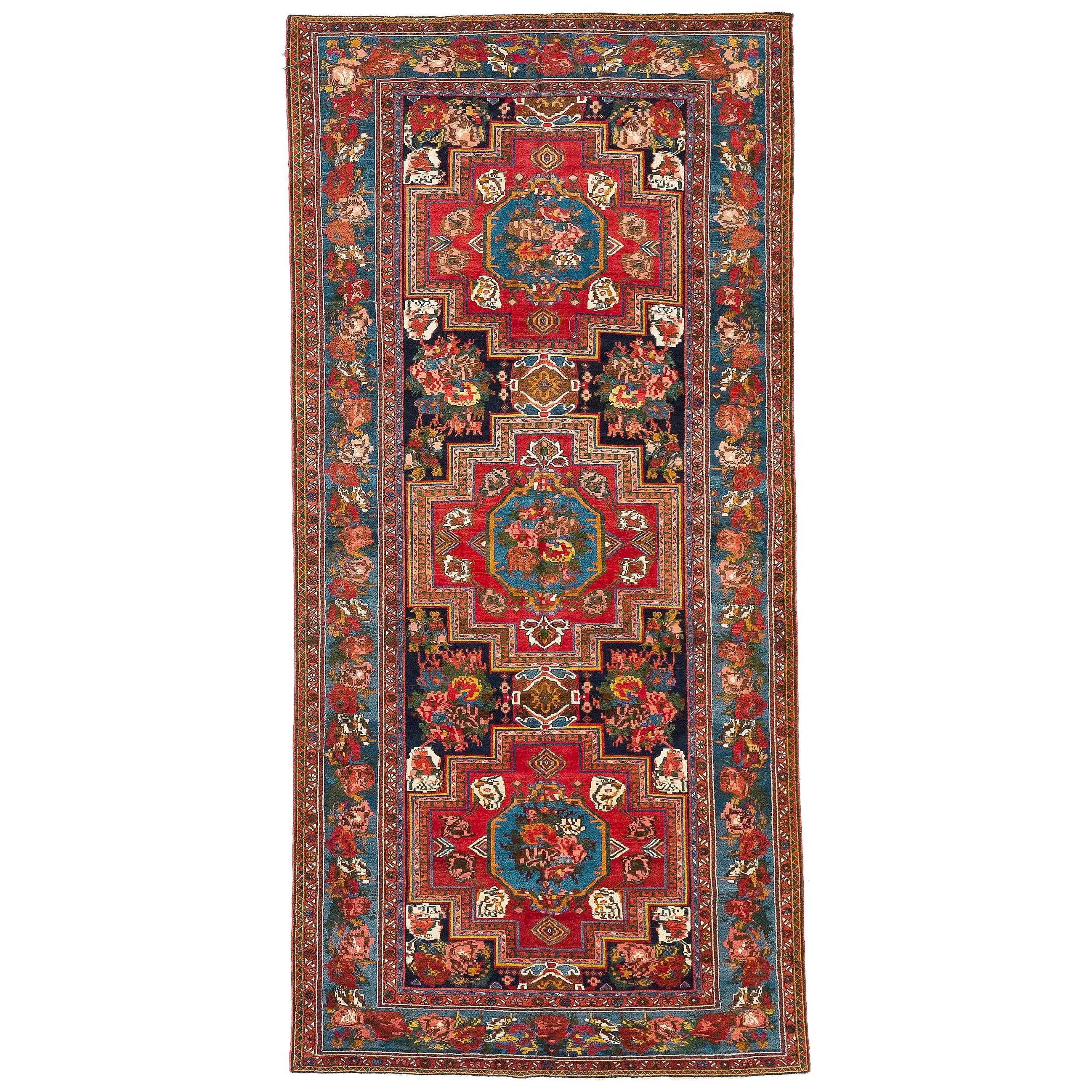 Antiker persischer Bachtiar-Teppich mit blauen und roten Blumenmedaillons