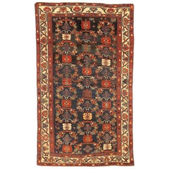 Antique tapis persan Bakhtiar avec détails de fleurs vertes et rouges sur fond noir