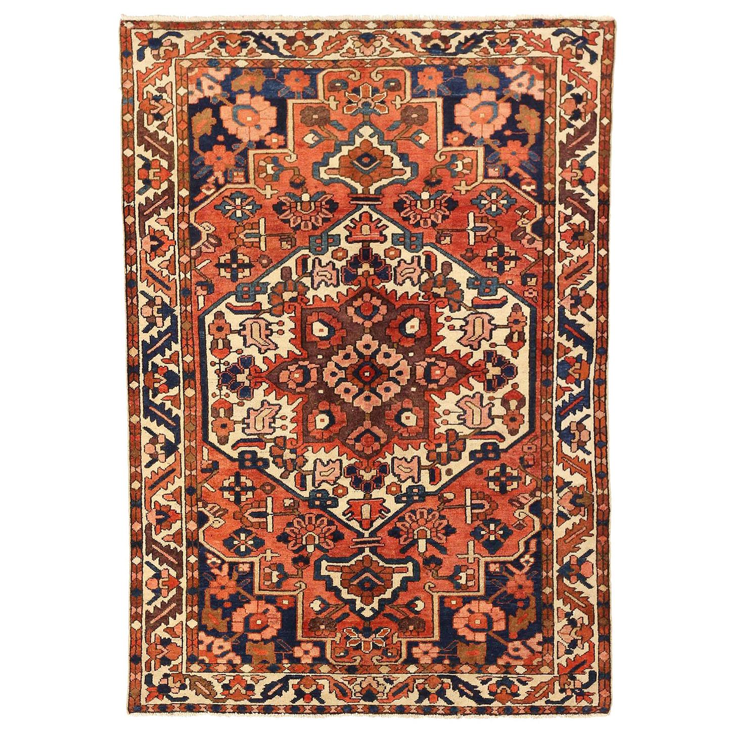 Tapis persan antique Bakhtiar avec grand médaillon floral sur fond ivoire