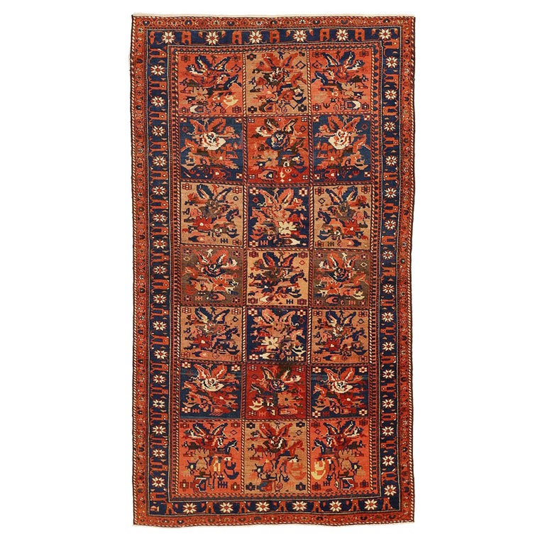 Antico tappeto persiano Bakhtiar con dettagli di fiori blu e rossi