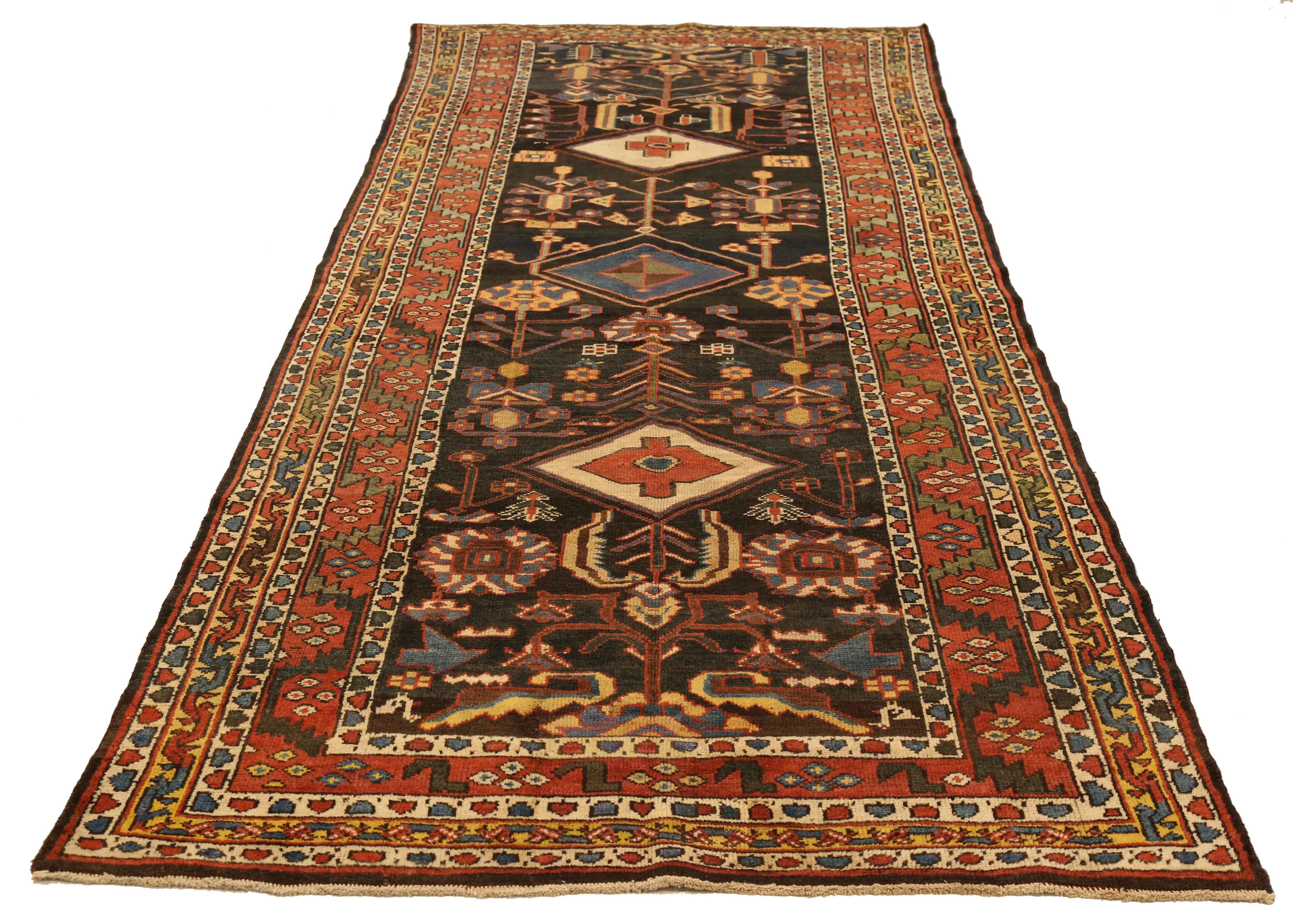 Antiker persischer Bakhtiar-Teppich mit roten, blauen und elfenbeinfarbenen Diamantmedaillons in der Mitte (Persisch) im Angebot