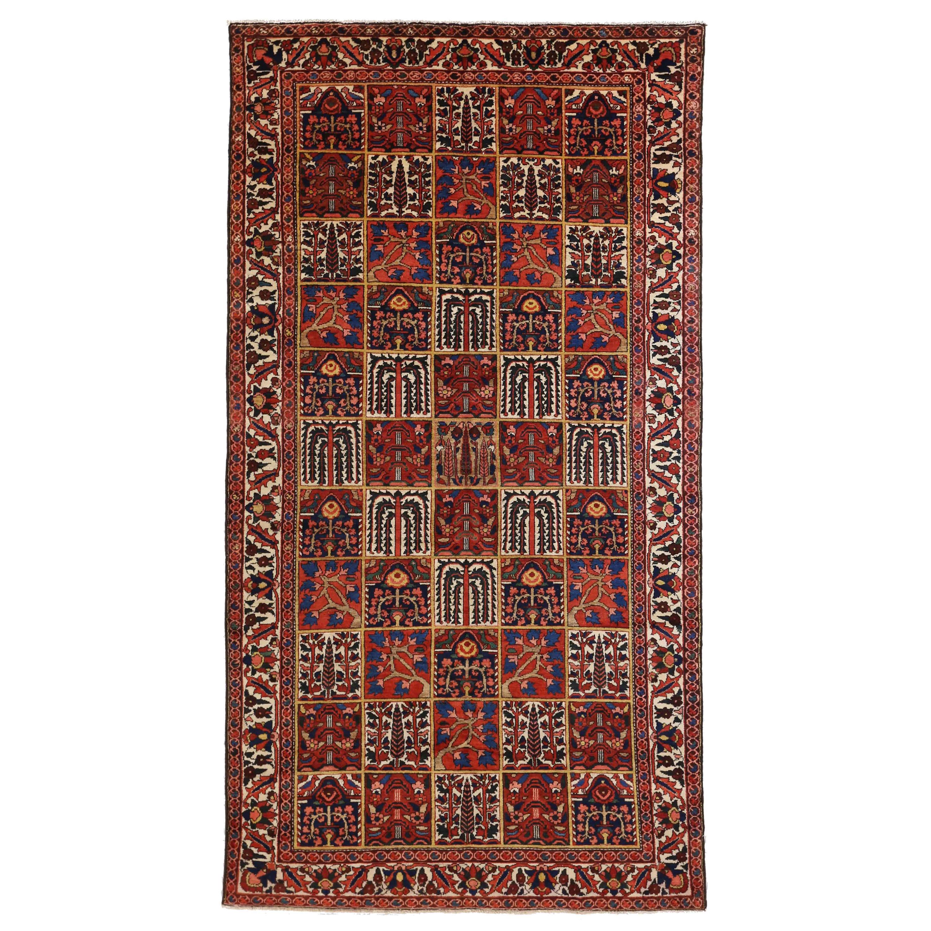 Tapis persan ancien Bakhtiar avec détails de carreaux floraux rouges, bleus et blancs