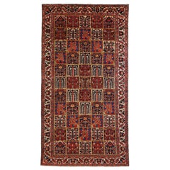 Tapis persan ancien Bakhtiar avec détails de carreaux floraux rouges, bleus et blancs