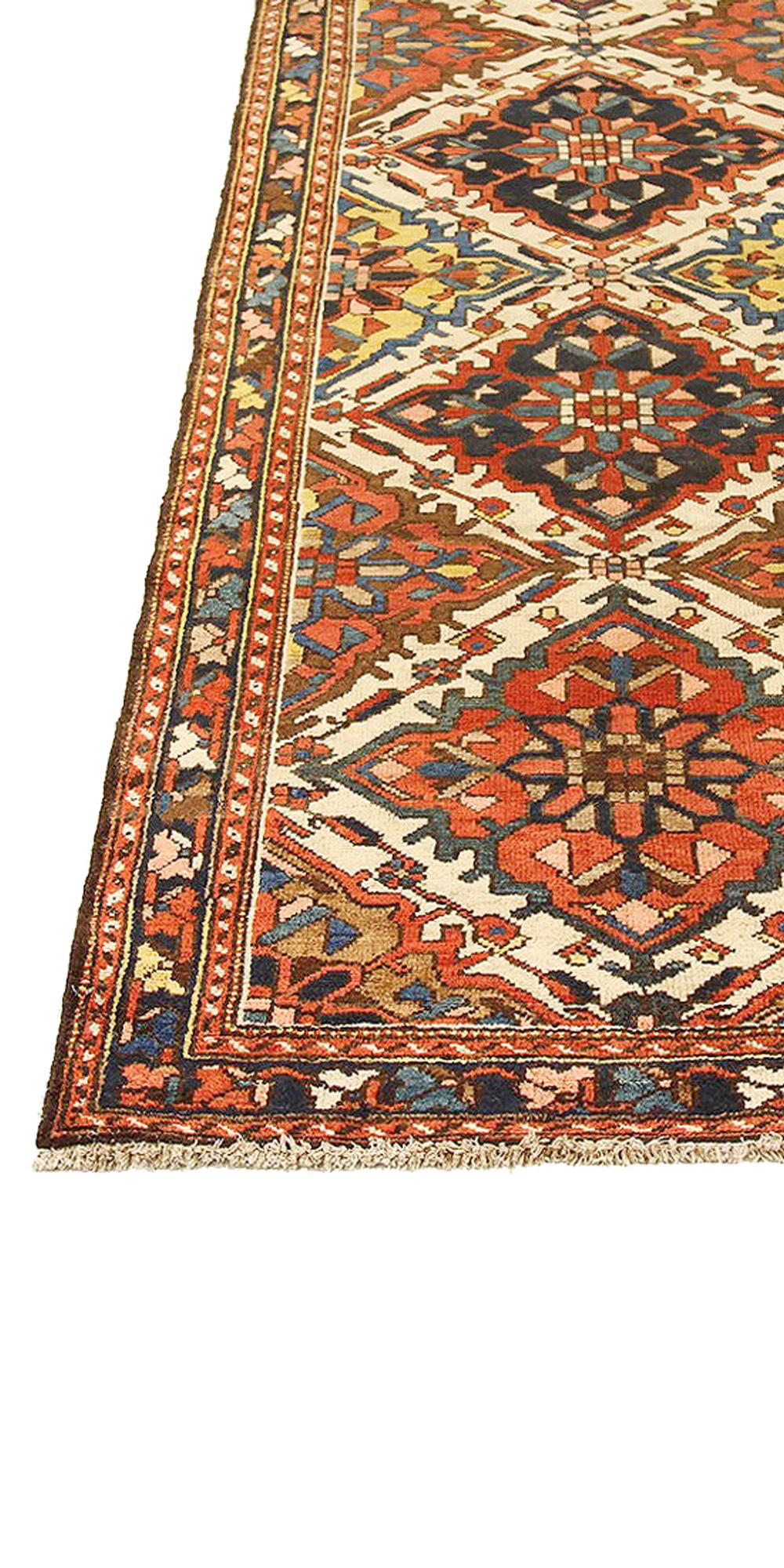 Antiker persischer Bachtiar-Teppich mit roten und marineblauen Blumendetails auf elfenbeinfarbenem Feld (Persisch) im Angebot