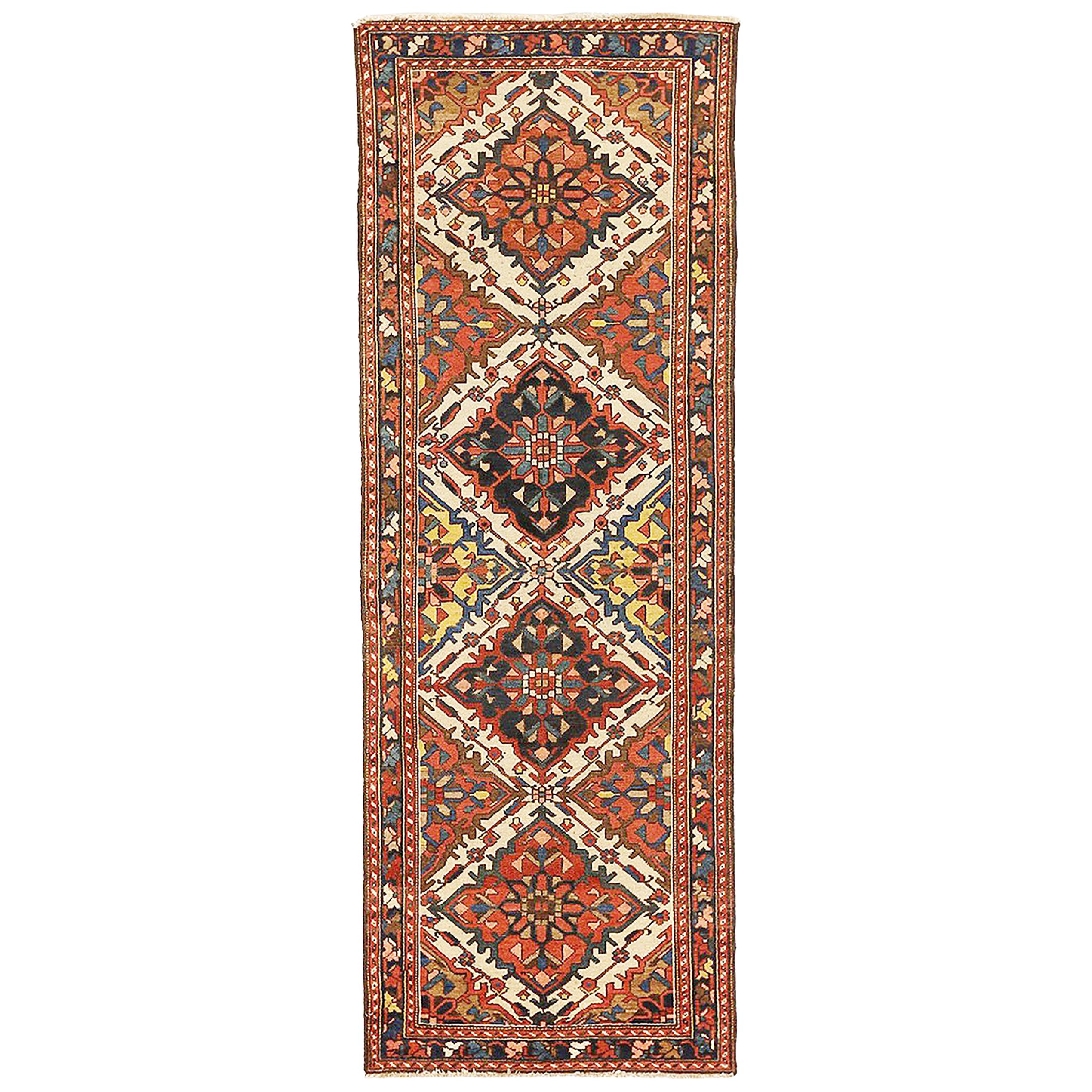 Tapis persan antique Bakhtiar avec détails floraux rouges et marins sur fond ivoire