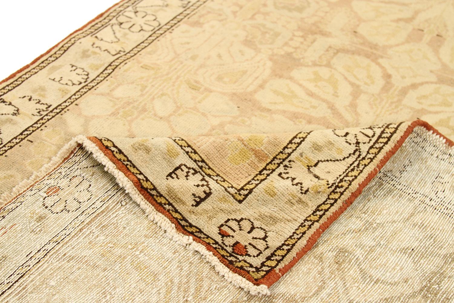 Antiker persischer Bakhtiar-Läufer mit verblassten floralen Details in Braun und Elfenbein (Sonstiges) im Angebot
