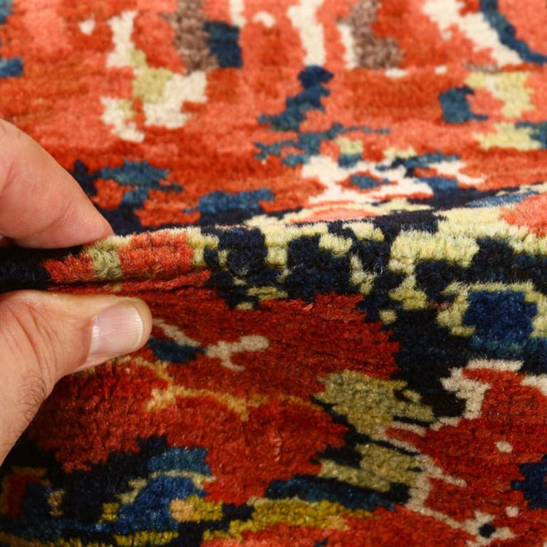 Noué à la main Bakhtiar persan ancien - Taille : 5 pieds 4 po. x 4 pieds 0 po. en vente