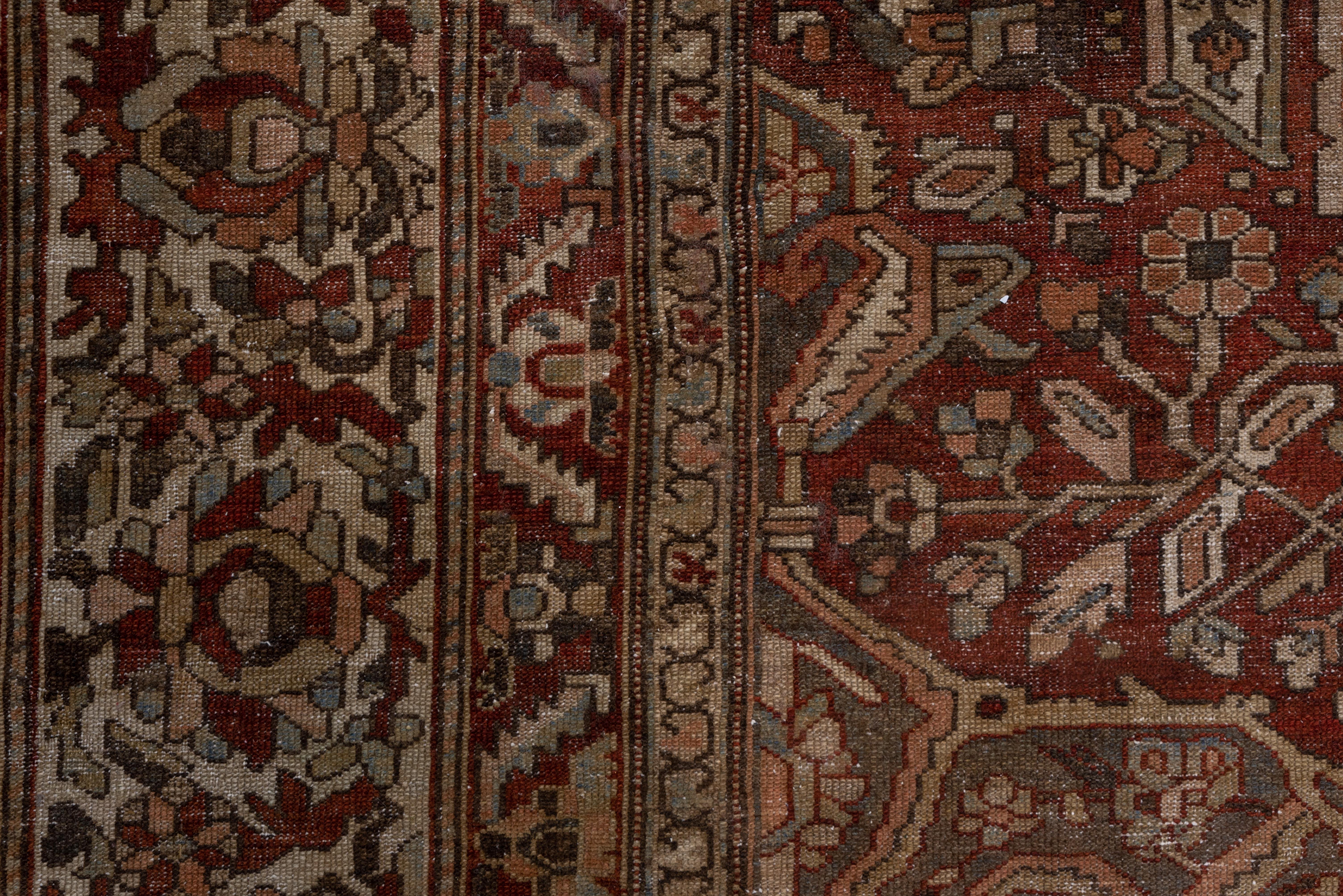 Antique Persian Bakhtiari Carpet, circa 1920s In Good Condition For Sale In New York, NY