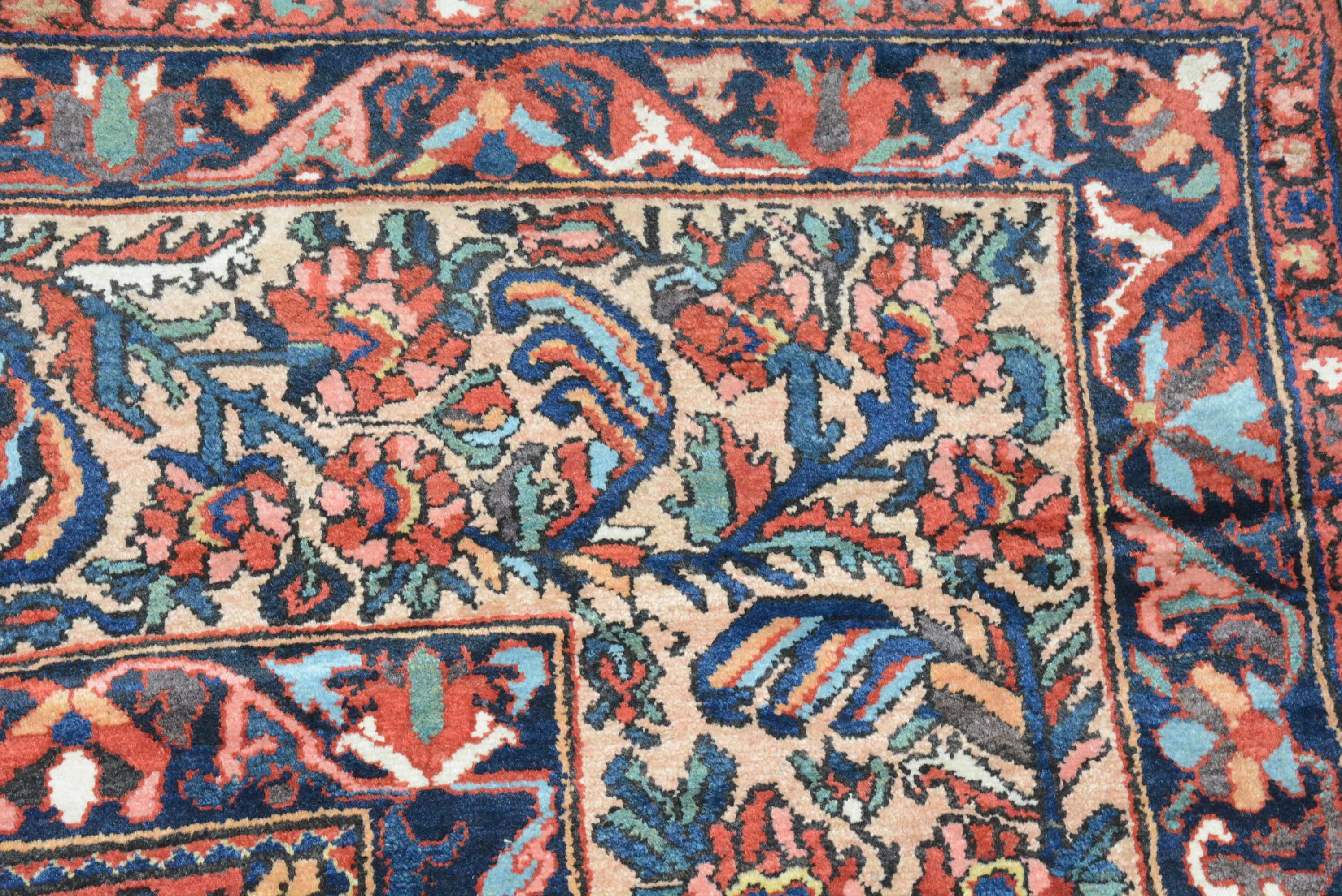Antiker persischer Bakhtiari-Teppich aus Persien im Angebot 2
