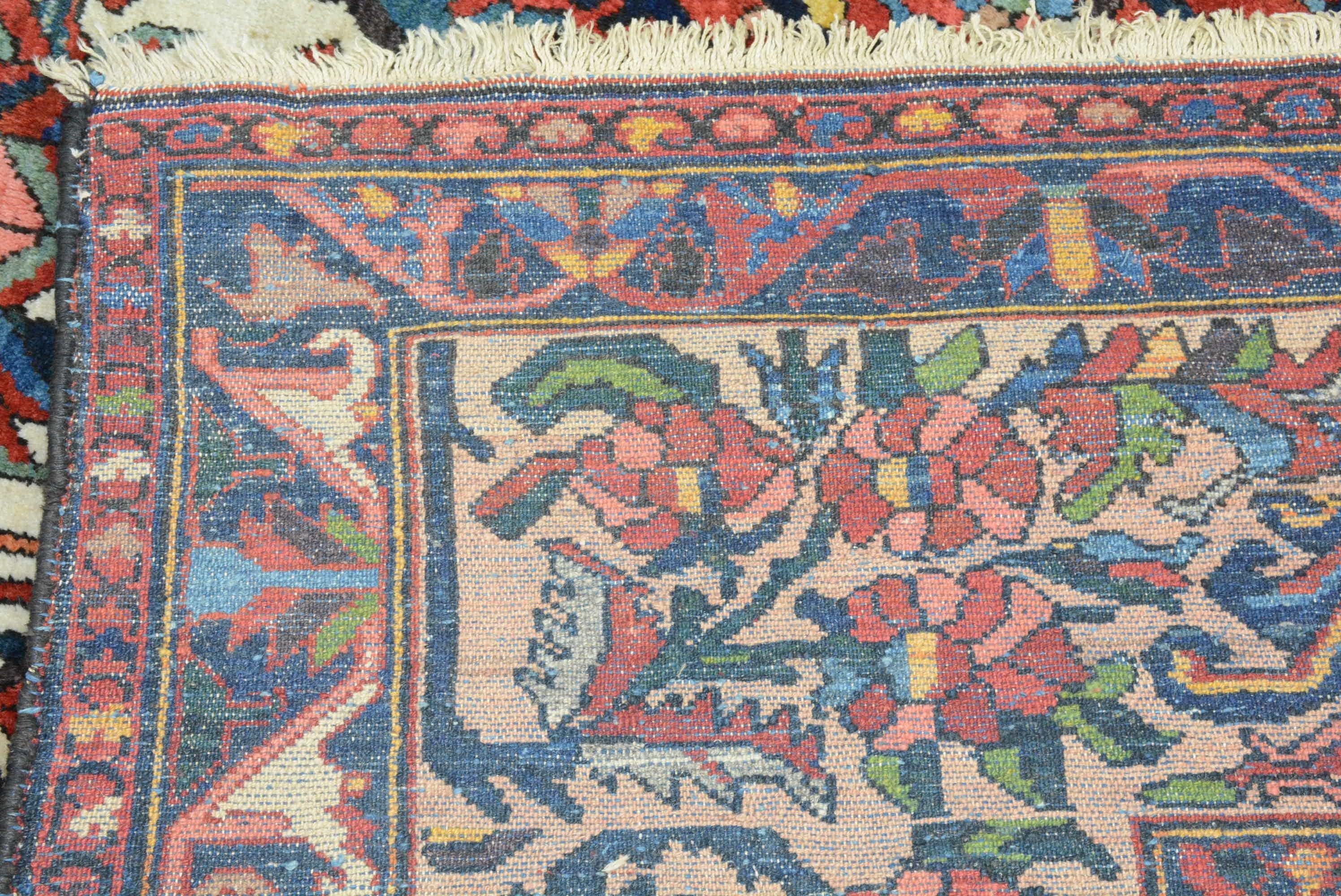 Antiker persischer Bakhtiari-Teppich aus Persien im Angebot 4