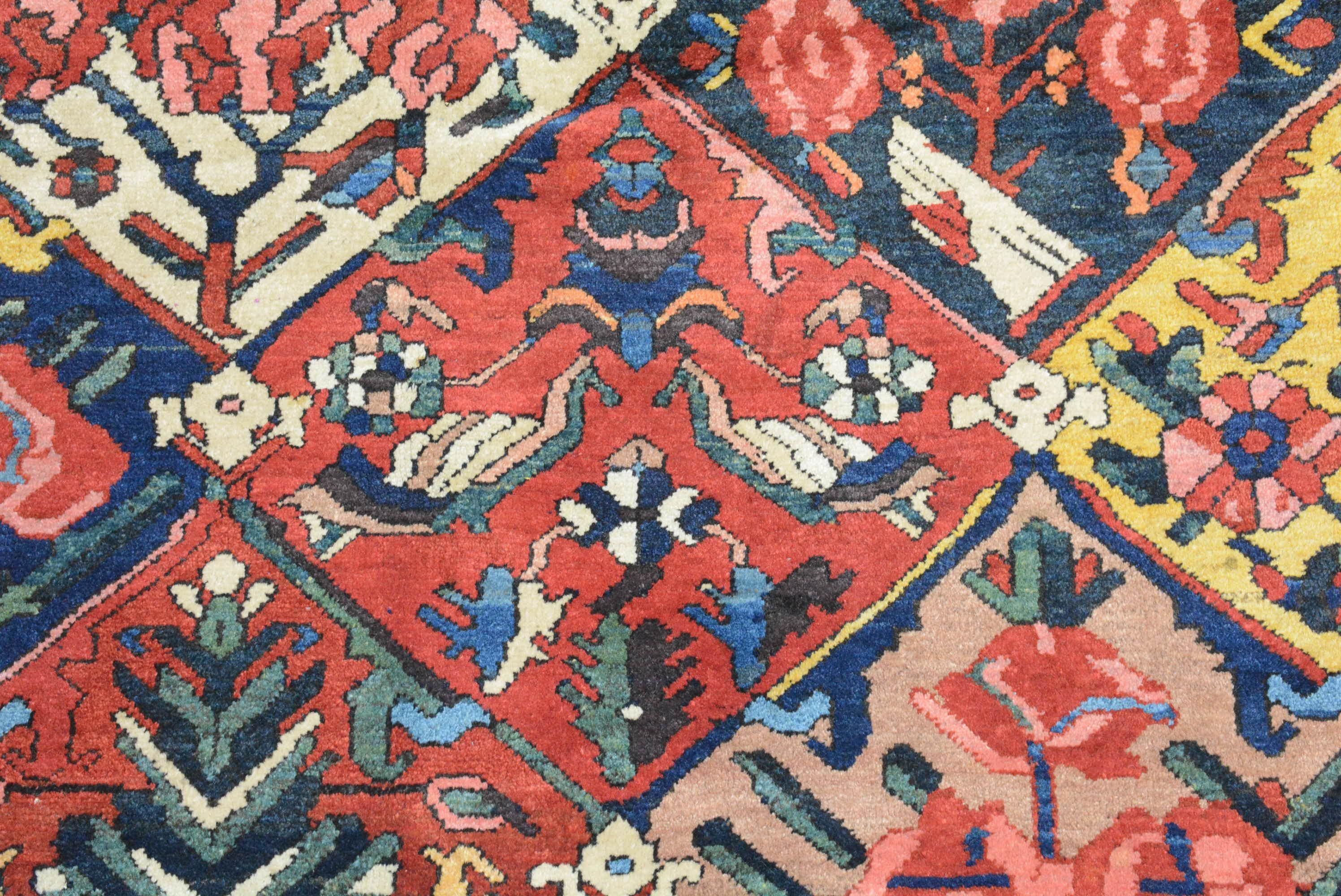 Antiker persischer Bakhtiari-Teppich aus Persien (Persisch) im Angebot