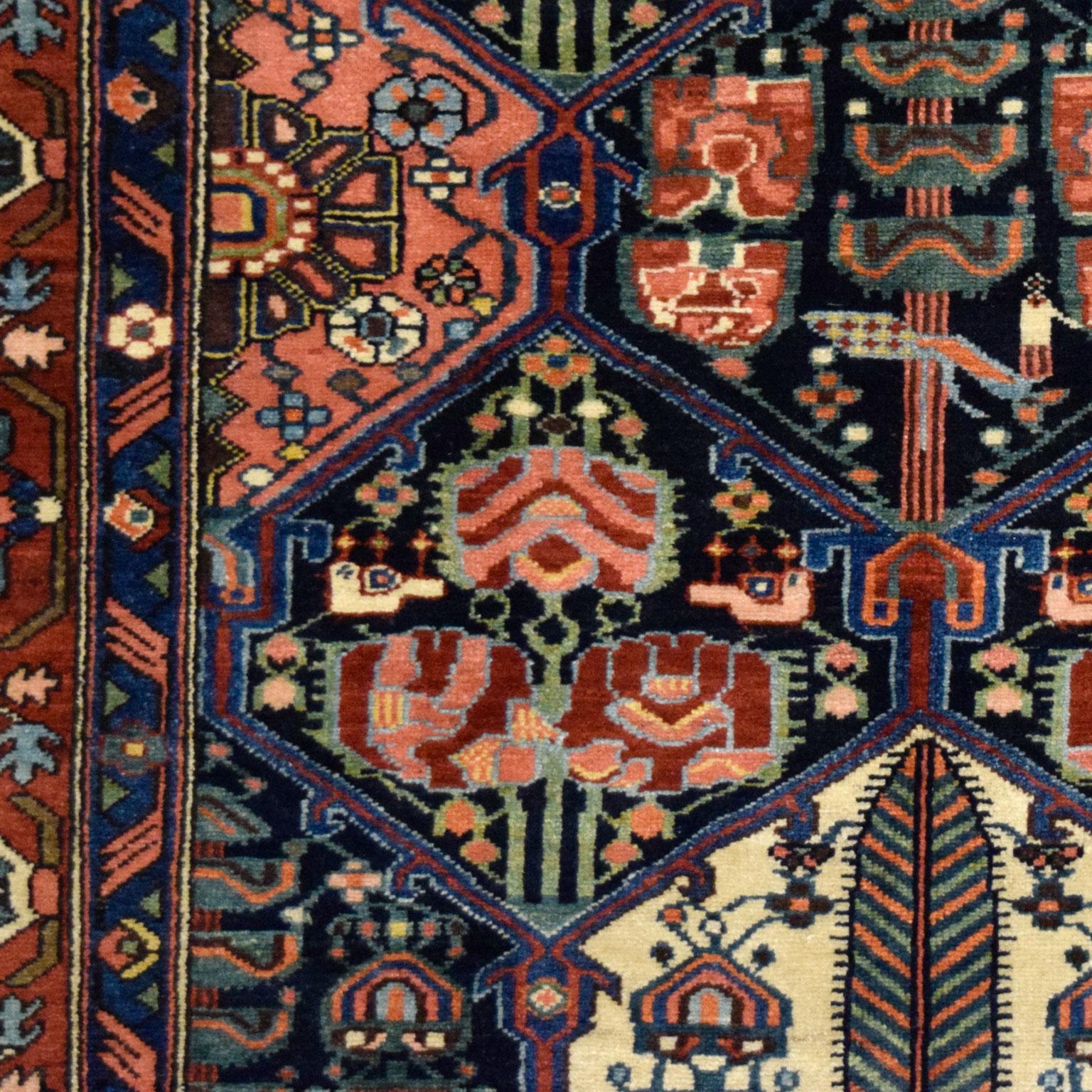Tribal Antiquities 1920s Persian Bakhtiari Wool Rug, Classic Lozenge Design, 5' x 7' en vente