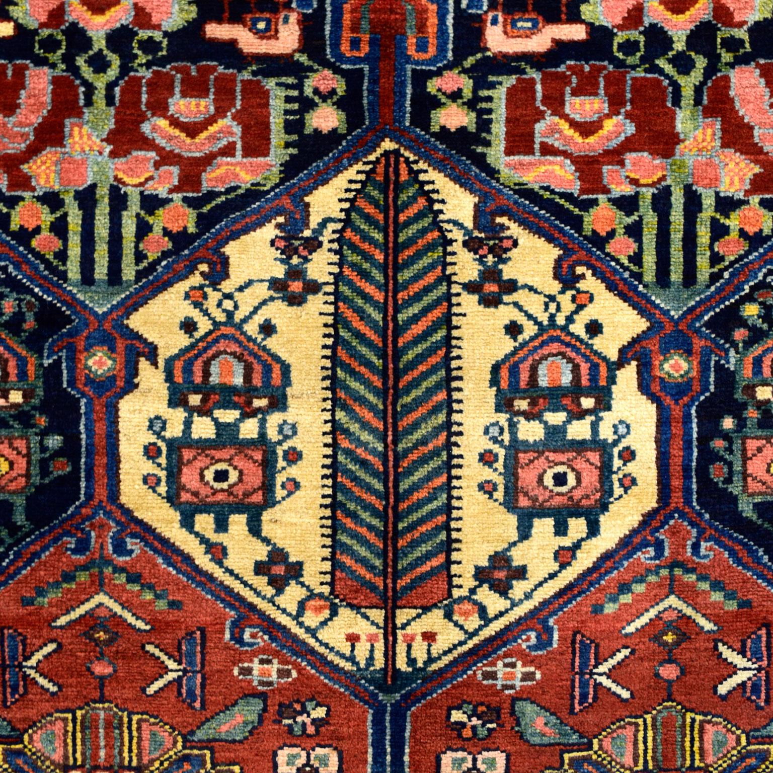 Perse Antiquities 1920s Persian Bakhtiari Wool Rug, Classic Lozenge Design, 5' x 7' en vente