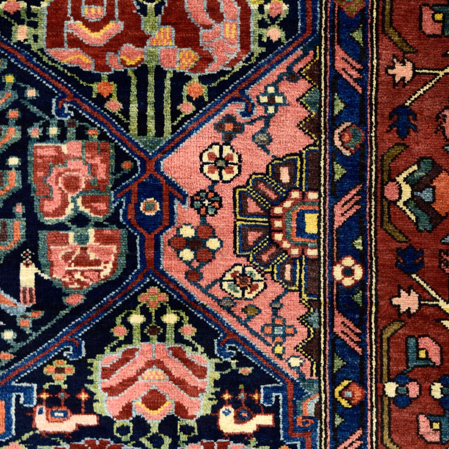 Noué à la main Antiquities 1920s Persian Bakhtiari Wool Rug, Classic Lozenge Design, 5' x 7' en vente
