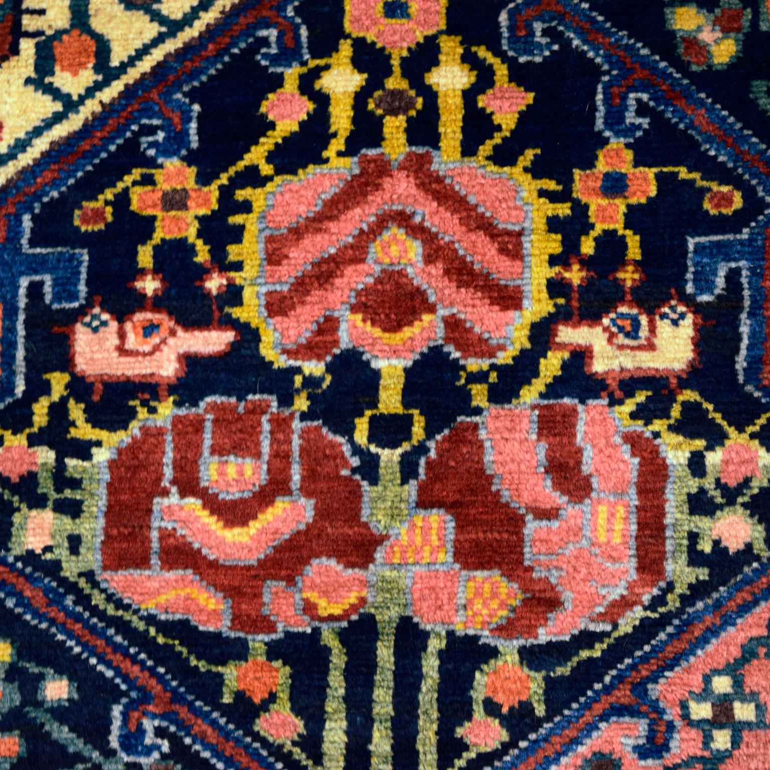 Antiquities 1920s Persian Bakhtiari Wool Rug, Classic Lozenge Design, 5' x 7' Excellent état - En vente à New York, NY