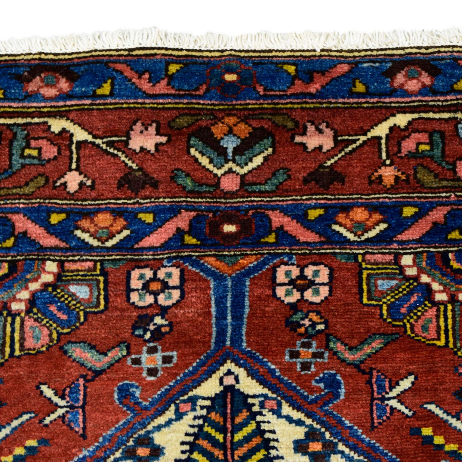 Début du 20ème siècle Antiquities 1920s Persian Bakhtiari Wool Rug, Classic Lozenge Design, 5' x 7' en vente