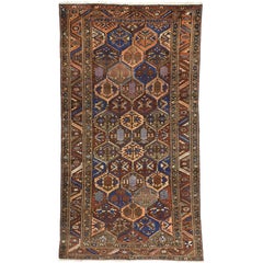 Tapis de galerie persan ancien Bakhtiari avec motif de jardin à quatre saisons