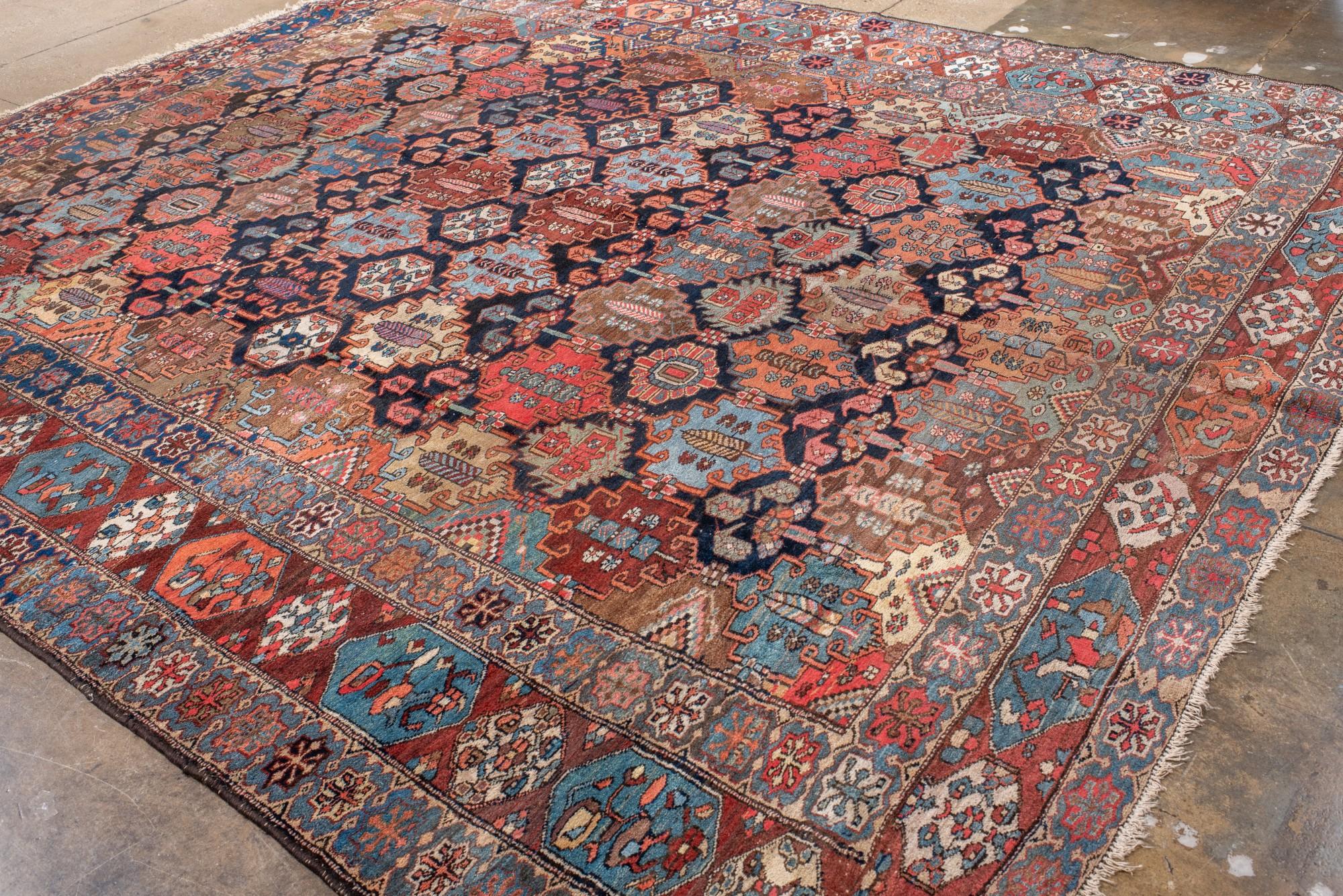 Alfombra persa antigua Bakhtiari Garden Panel siglo XX en venta