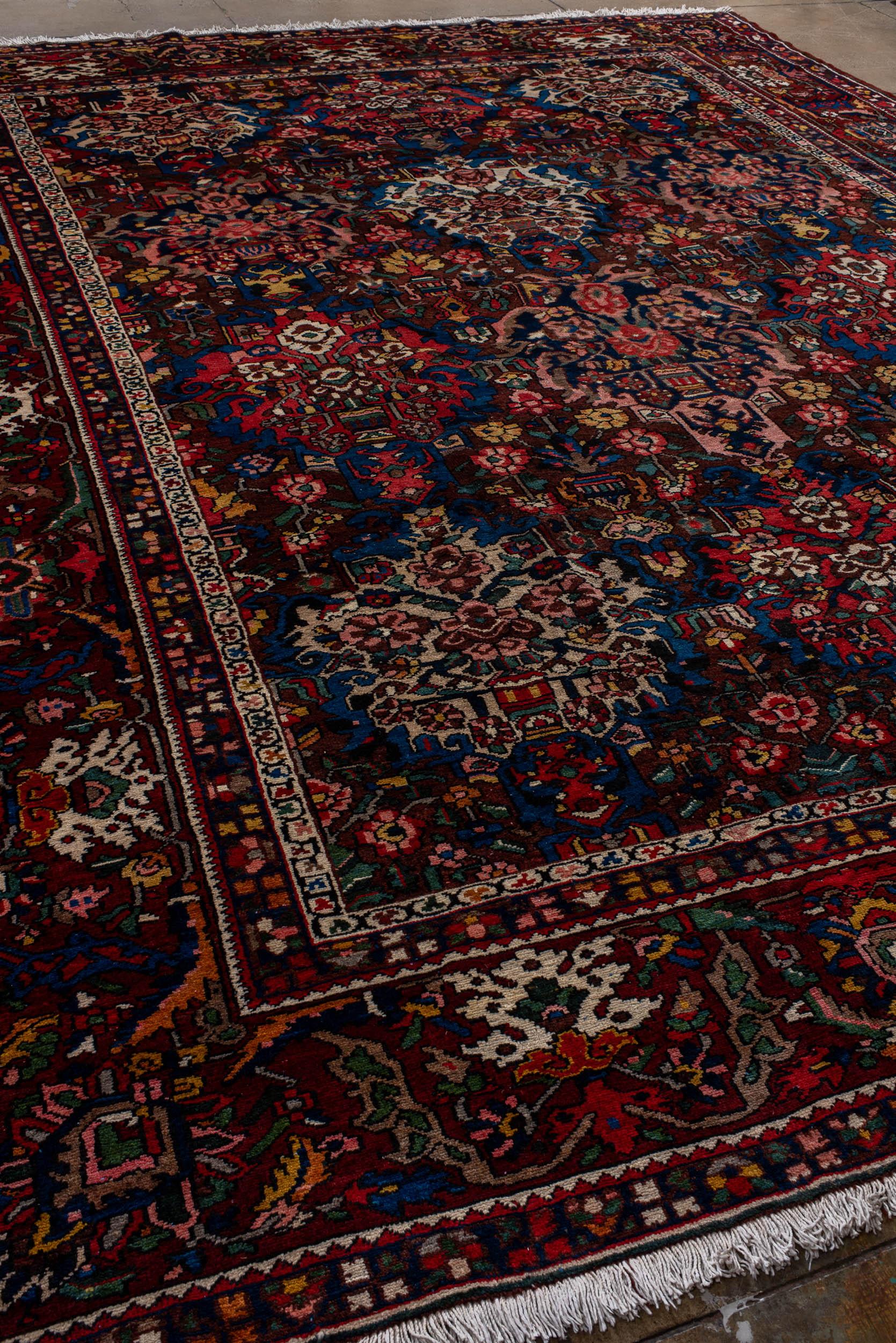 L'Arte Antiques Persian Bakhtiari Handwoven Luxury Rug est une pièce d'art textile de haute qualité et méticuleusement fabriquée. Le terme 