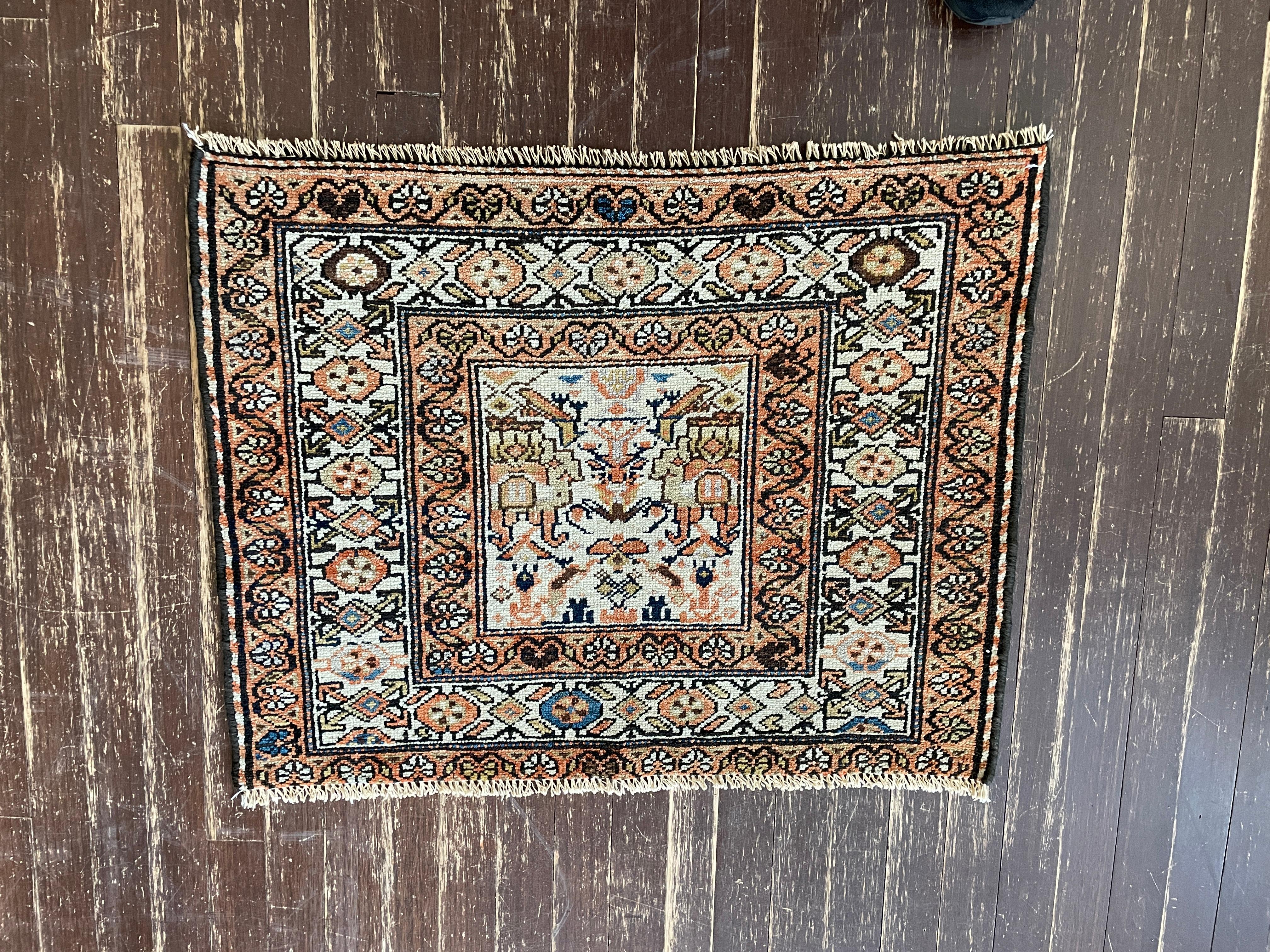 Die Farbe ist ausgewogen, die elfenbeinfarbene Mitte steht im Gegensatz zum dunkleren Rand und Design. Genauso ausgewogen ist das Design, eine Szene des Prinzen mit seiner Garde, die großen Vögel im  Zentrum und ein angenehmes Randdesign mit