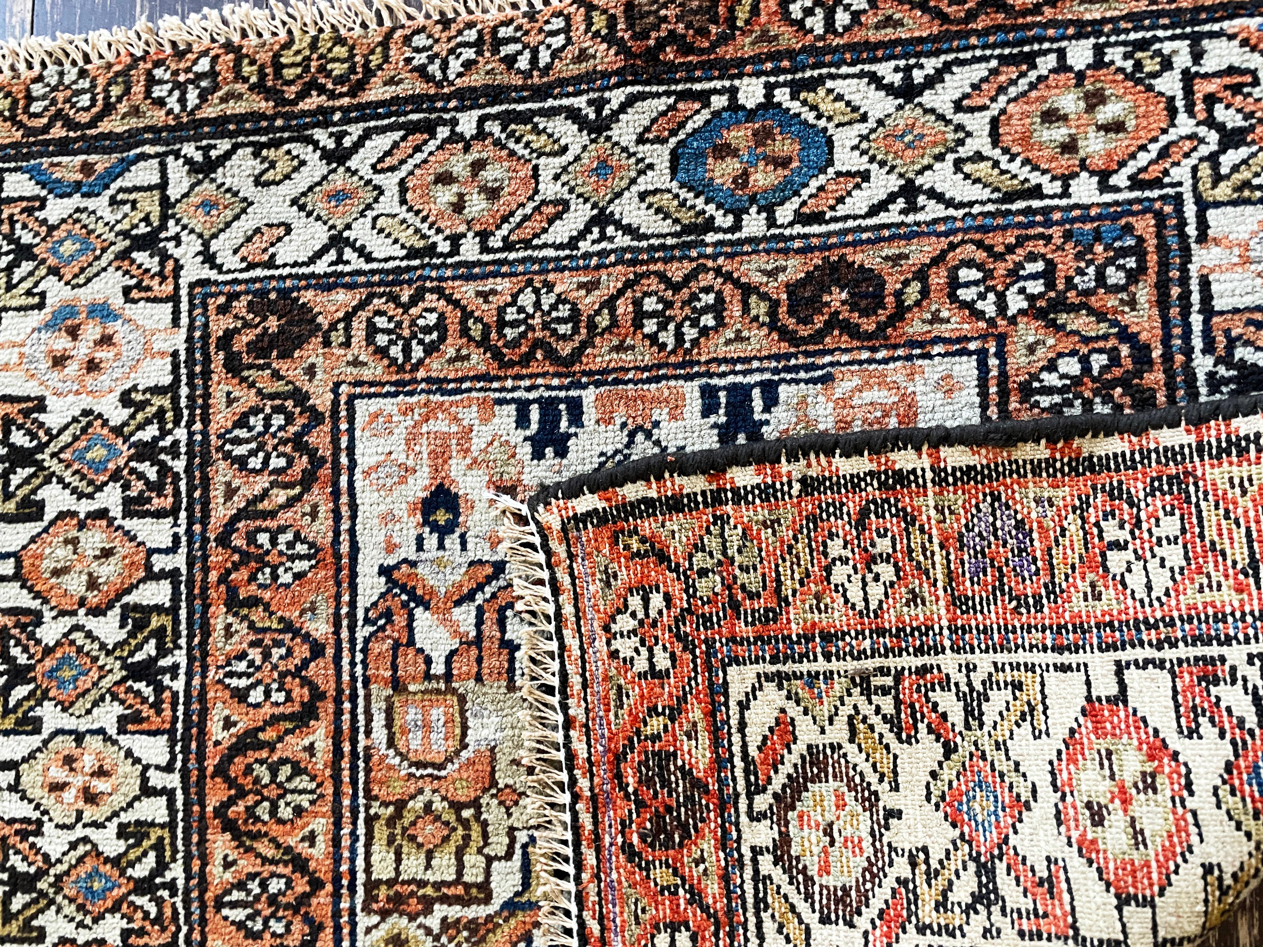 Antiker persischer Bachtiari-Teppich, Der Prinz und seine Vogelgarde (Stammeskunst) im Angebot