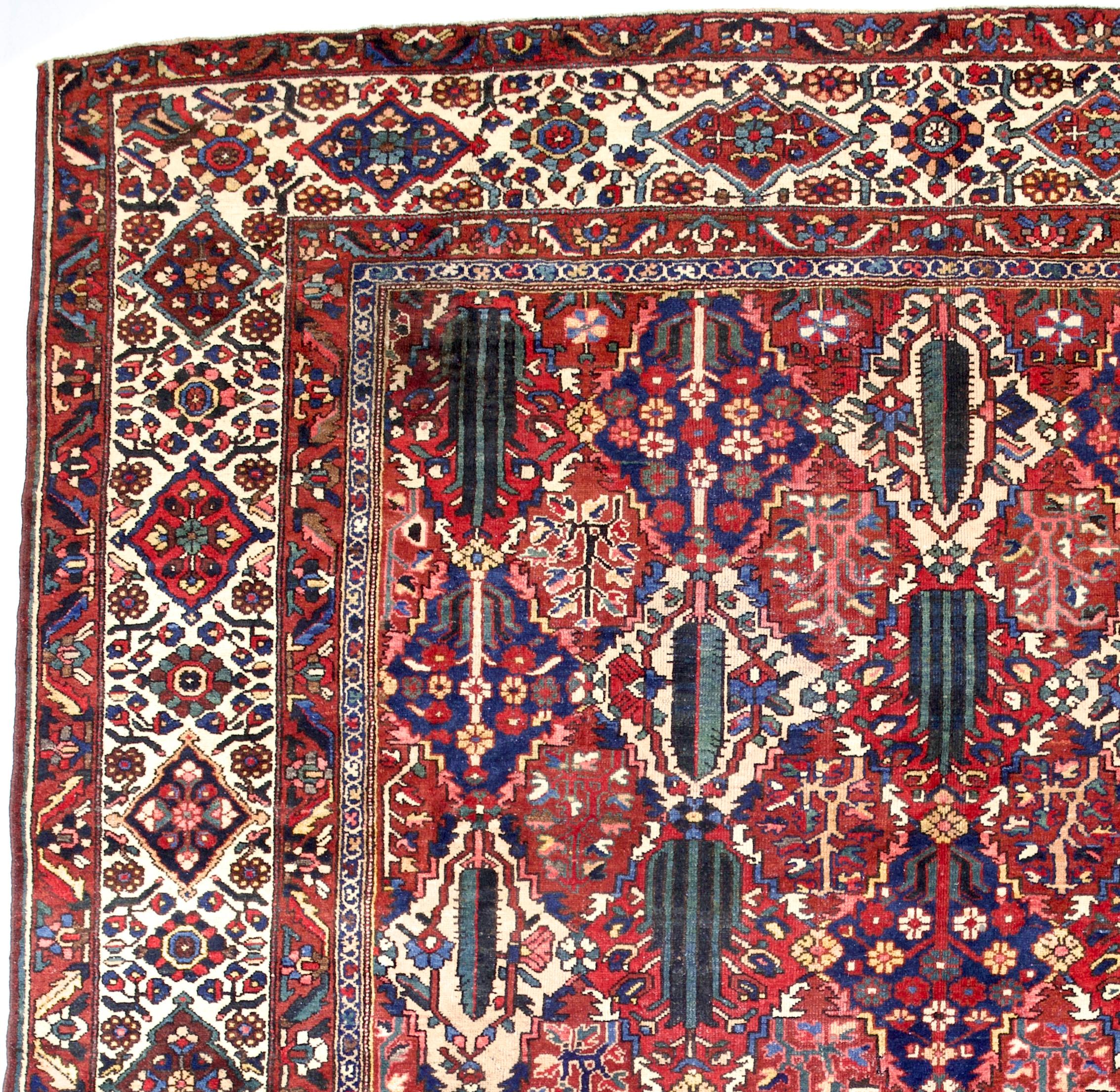 Antiker persischer Bakhtiari Teppich 10'6 x 14'1 (Persisch) im Angebot
