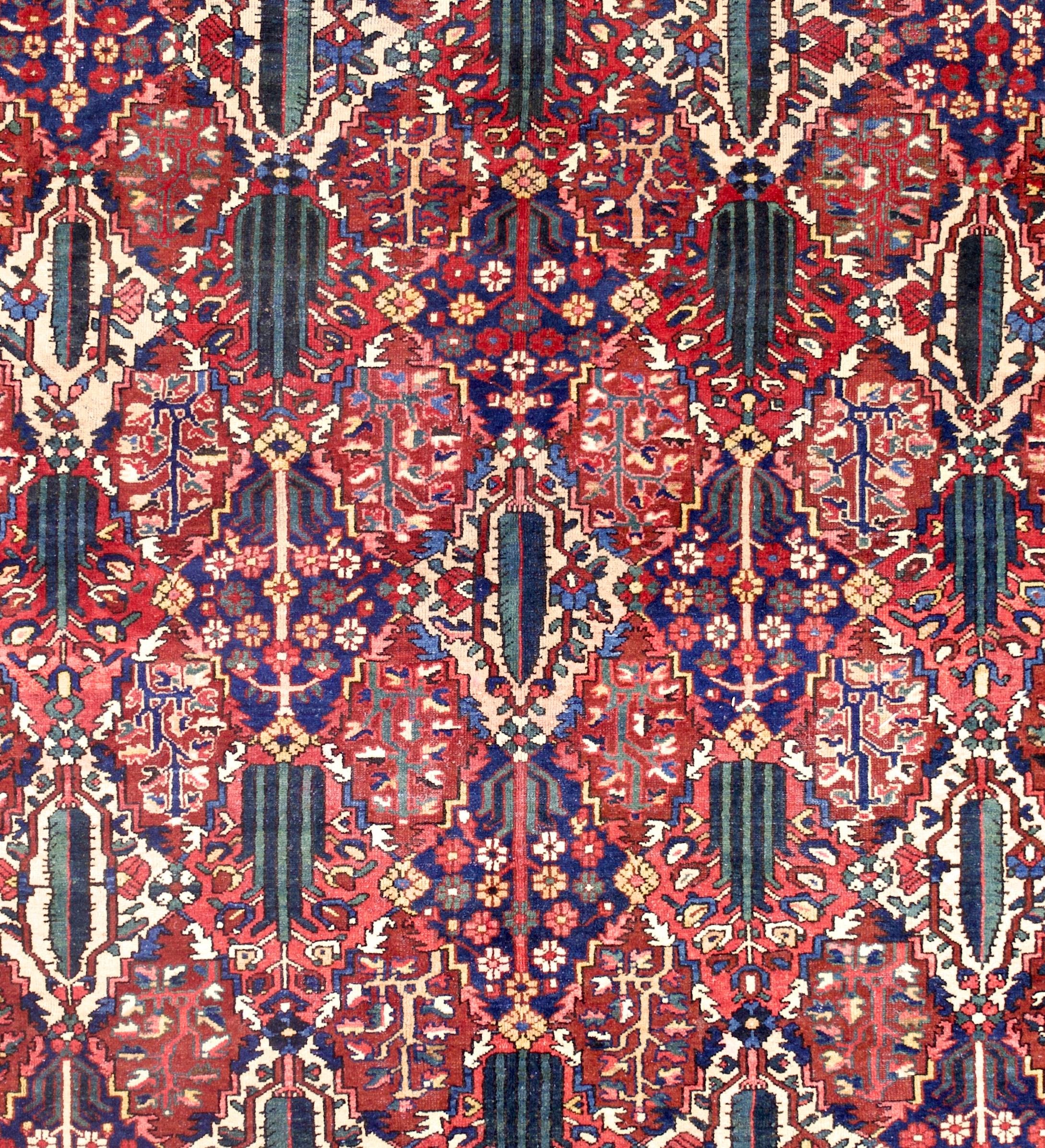Antiker persischer Bakhtiari Teppich 10'6 x 14'1 (Handgeknüpft) im Angebot